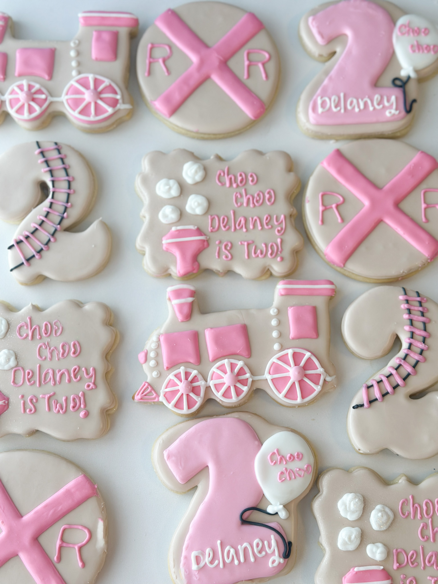 Choo, Choo Delaney is 2! 🚂🎉
#customdesserts #bakery #phoenixbakery #birthdaycookies #phoenix #phoenixhomebakery #sugarcookies #cookiesofinstagram #decoratedcookies #decoratedsugarcookies