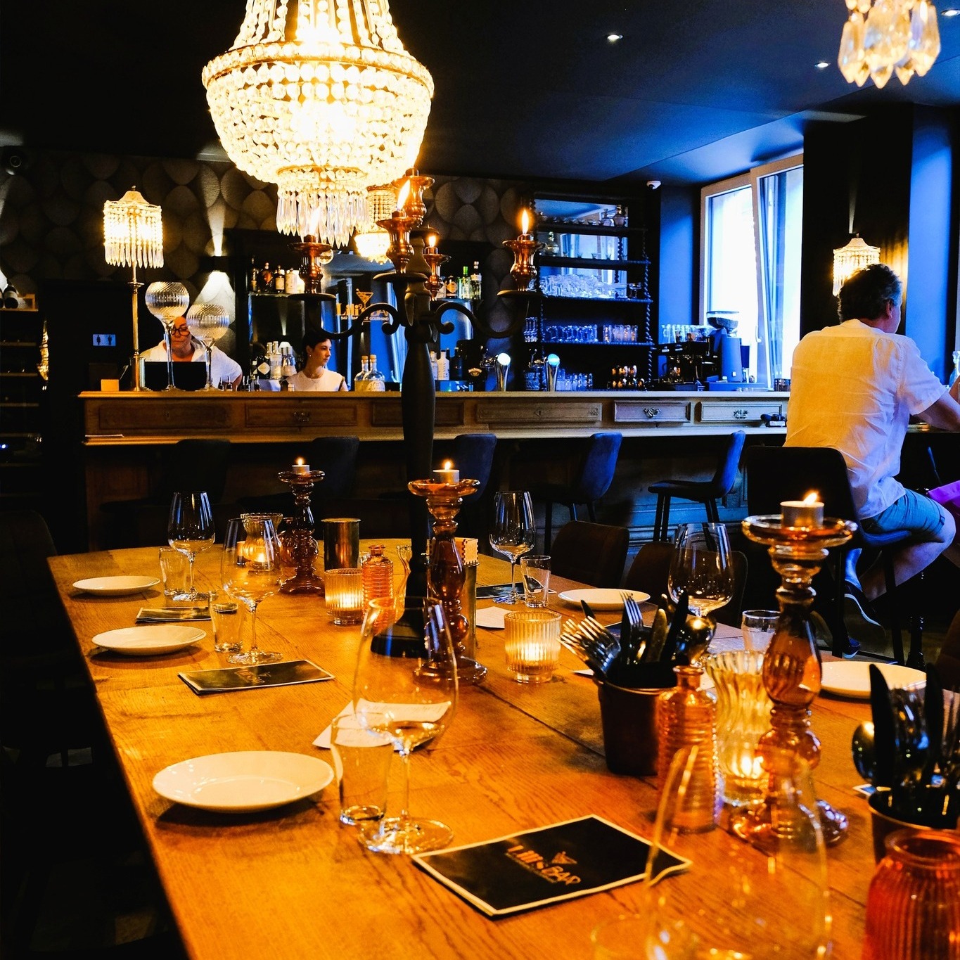 🔥 Hé l'épicurieux , tu t’imagines déjà là ?
Au coin du bar, dans cette ambiance cosy et réconfortante, à siroter un cocktail maison et grignoter des tapas ou nos plats de brasserie… 🤩🍸✨
Ce n’est pas un rêve, c’est bien LA soirée qui t’attend ce vendredi et samedi dès 18h ! 🙌🎉
Vas-y, réserve vite ta place sur notre site : www.lilisbar.be 🚀💥 et viens profiter d’un moment épicurien, fun et mémorable ! 😎🎶
On t’attend pour faire vibrer ton weekend ! 🎈🔥