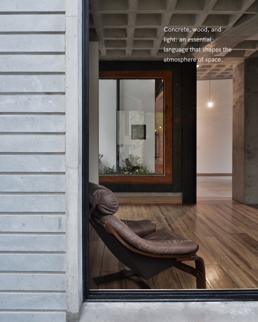 In Casa 1.0, the design is built from the essence of materials: exposed concrete, warm wood, and light that transforms every surface.
Natural tectonics not only shape the space but also create atmospheres that engage in dialogue with contemporary living.
-
En Casa 1.0 el diseño se construye desde la esencia de los materiales: el concreto expuesto, la madera cálida y la luz que transforma cada superficie.
La tectónica natural no solo da forma al espacio, sino que genera atmósferas que dialogan con el habitar contemporáneo.