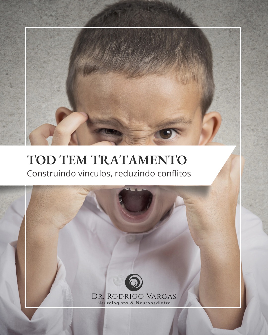 O Transtorno Opositivo Desafiador (TOD) é caracterizado por um padrão persistente de comportamento negativista, hostil e desafiador, frequentemente direcionado a figuras de autoridade. O tratamento envolve intervenções multidisciplinares que buscam melhorar o comportamento, fortalecer os relacionamentos e ajudar a criança a gerenciar suas emoções e impulsos.
Terapia Comportamental:
A terapia comportamental é central no manejo do TOD. Técnicas como o reforço positivo, o uso de limites claros e consistentes e a aplicação de consequências imediatas e proporcionais ajudam a moldar comportamentos mais adaptativos. A Terapia Cognitivo-Comportamental (TCC) também pode ser útil para ensinar habilidades de autorregulação e resolução de problemas.
Psicoeducação Familiar:
Treinamento para os pais é essencial para capacitá-los a lidar com o comportamento desafiador de maneira consistente e eficaz. Envolve aprender estratégias para melhorar a comunicação, estabelecer limites saudáveis e evitar reforçar comportamentos negativos.
Terapia Individual:
Em casos de emoções intensas ou baixa autoestima, o trabalho individual com a criança ou adolescente pode ajudar a desenvolver habilidades sociais, empatia e controle emocional.
Intervenções Escolares:
Colaboração com a escola é fundamental para criar um ambiente de suporte. Adaptar estratégias de ensino e comunicação pode ajudar a reduzir os conflitos.
Em casos mais graves, medicamentos podem ser considerados, especialmente quando o TOD está associado a outros transtornos, como TDAH ou ansiedade.
Dr. Rodrigo R. N. Vargas
Médico Neurologista e Neuropediatra
Título de Especialista em Neurologia pela Academia Brasileira de Neurologia (ABN/AMB)
Título de Especilista em Neuropediatria pela Sociedade Brasileira de Pediatria e Academia Brasileira de Neurologia (SBP/ABN/AMB)
Membro Titular da Academia Brasileira de Neurologia (ABN)
Membro Titular da Sociedade Brasileira de Neurologia Infantil (SBNI)
CRM-GO 15286 / RQE 9716 / RQE 18012
#TranstornoOpositivoDesafiador
#TOD
#PaisAtentos
#Neuropediatria
#OesteGoiano
#rodrigovargasneuro
#HospitalSãoPaulo