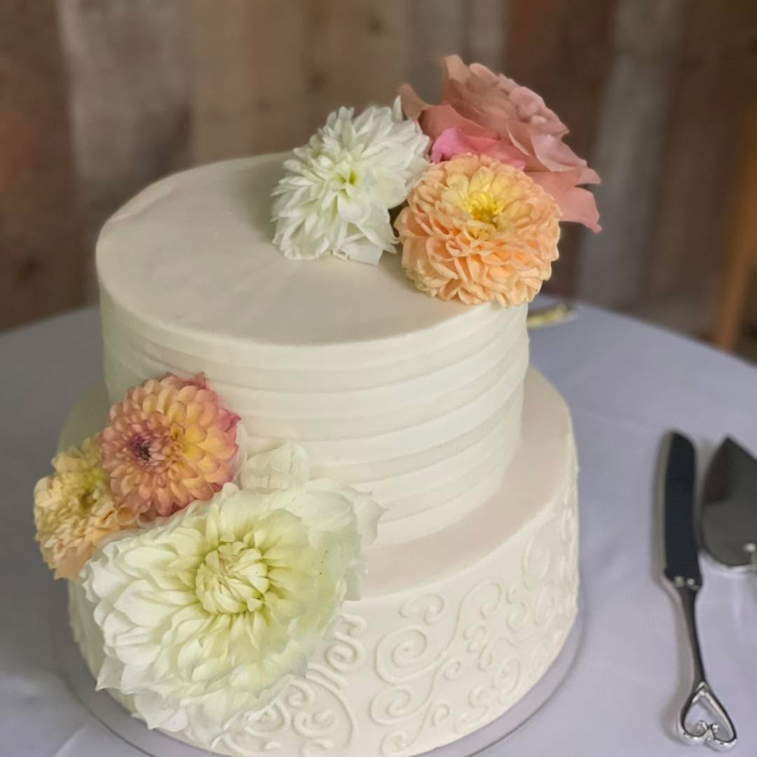 A year ago, I made this lovely wedding cake for a sweet couple. It turns out that we had multiple connections in our small town, which made this order even more special. I hope the still-newlyweds enjoyed their first wedding anniversary last week! 😊