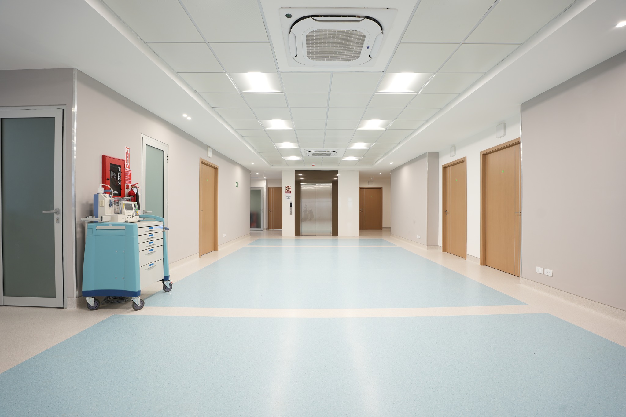 La expansión del Instituto Oncológico Dr. Heriberto Pieter fortalece su misión de servir a más pacientes cada día. Nos enorgullece haber colaborado en este importante proyecto, aportando pisos Tarkett especializados para uso hospitalario, termosoldados para garantizar higiene, durabilidad y seguridad en cada una de las nuevas habitaciones.
La ampliación incluye 4 niveles con 10 habitaciones por piso, junto a áreas de espera y de enfermería. Los tonos seleccionados transmiten paz y serenidad, brindando un ambiente acogedor para pacientes y familiares en su proceso de sanación.
Proyecto: Instituto de Oncología Dr. Heriberto Pieter
Ubicación: Av. Bernardo Correa y Cidrón, Zona Universitaria, Santo Domingo
Diseño y ejecución: @civthen @constructorajlbatistasrl
Fotografía: @bloomandbrand.do
Materiales utilizados: Piso vinílico Tarkett iQ Granit 234 Warm Light Grey con acentuaciones Aqua 0369