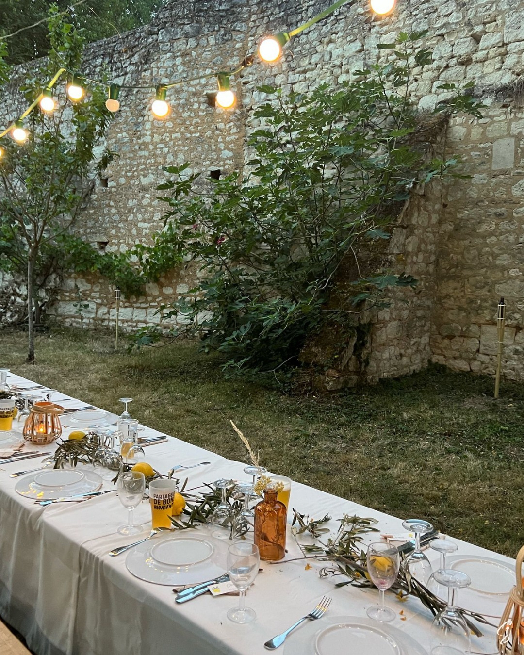 Un écrin de verdure pour des fiançailles intimistes.
Un décor champêtre pour un moment précieux.