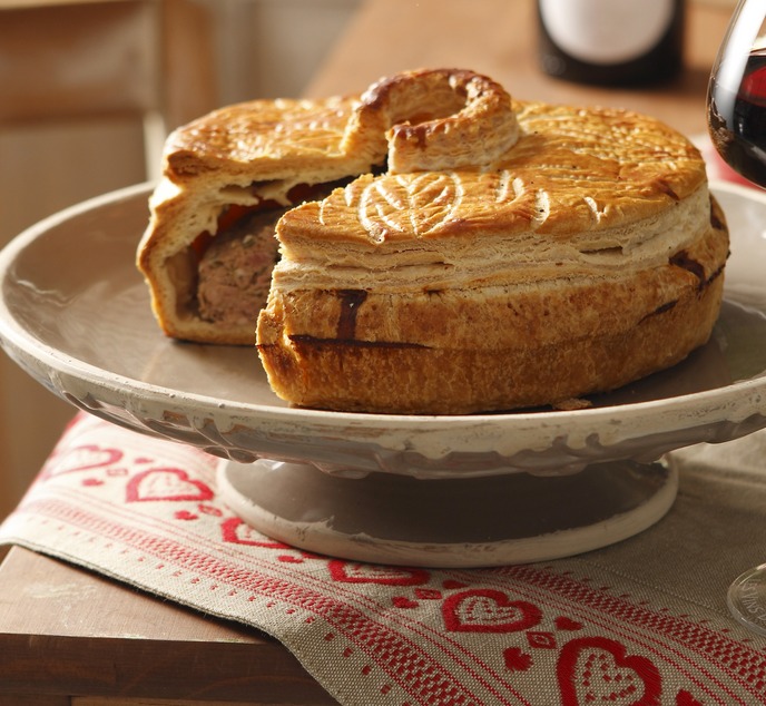 Connaissez-vous la tourte d'Alsace, un délice salé qui se marie à merveille avec un Riesling ?
🥧🍷 Cette tourte, avec sa pâte croustillante et sa garniture savoureuse trouve le parfait équilibre avec les notes fruitées et rafraîchissantes du Riesling.
Une combinaison idéale pour une expérience gustative alsacienne authentique !
© EPLEV-ConseilVinsAlsace
#gastonomie #vinsalsace #winelover #terroir