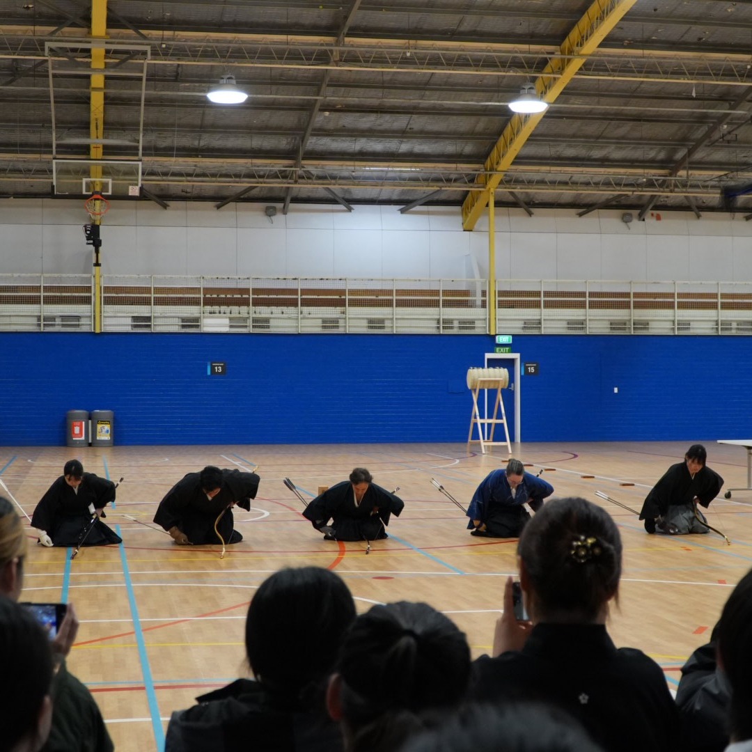 Members of OKM and SRK practicing Mochimato Sharei together and receiving feedback from Liu Sensei and Weng Sensei at the VKA Seminar last weekend.
#martialartstraining #kyudomelbourne #kyudoaustralia #kyudo #budo #martialarts #弓道