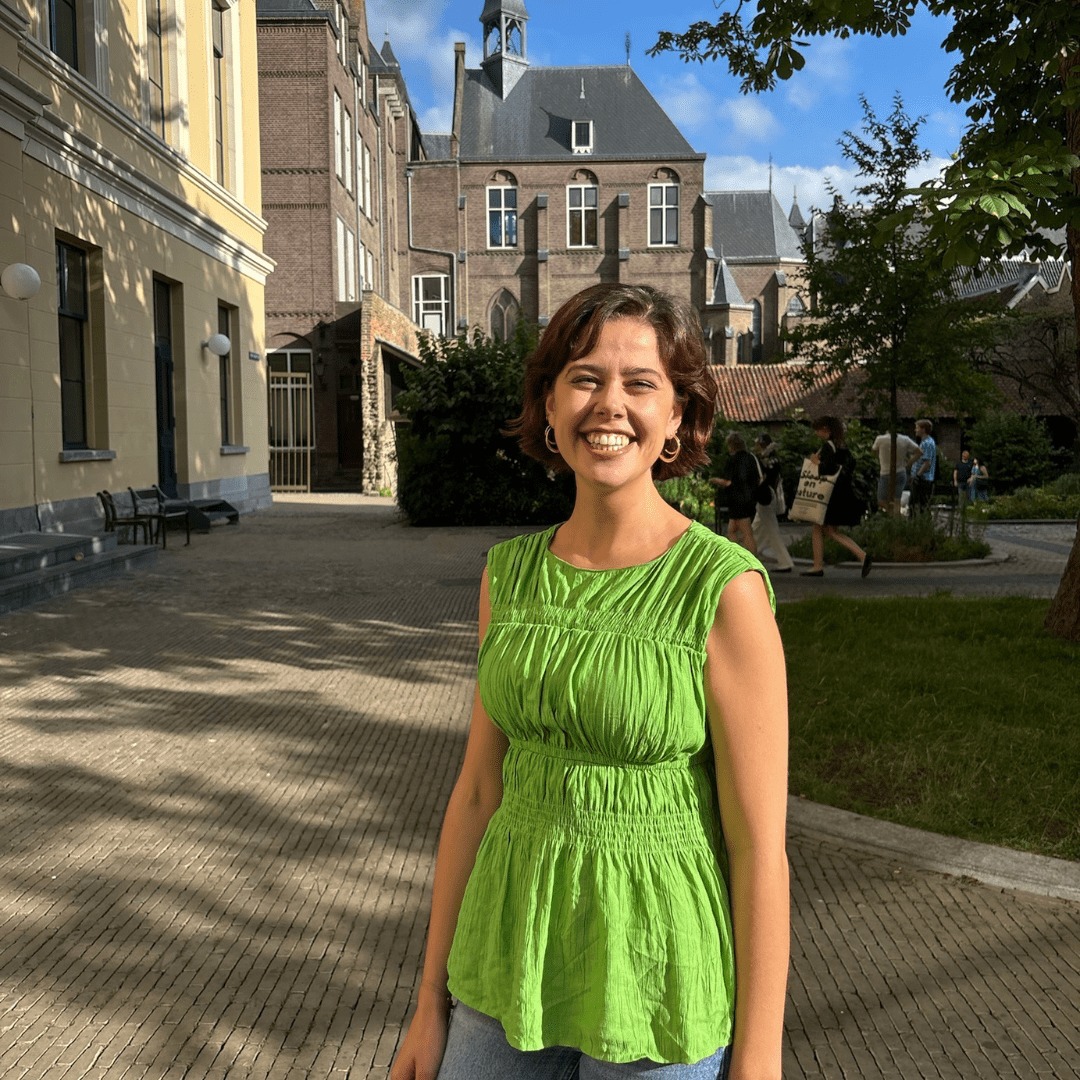 Even voorstellen: Dit is Willemijn de Boer
Een van de halvefinalisten van het 39e Groninger Studenten Cabaret Festival. Willemijn de Boer is cabaretier en zangeres. Ze studeerde in 2023 af aan de Koningstheateracademie en deed een minor filosofie en ethiek aan de Universiteit Utrecht. Ook stond ze al in diverse theaters met haar eigen show VOEREN
2 of 16 November komt zij haar inzending try-outen bij Gipa Kunsthal. Je kunt erbij zijn, reserveer via https://www.gipa-arts.nl/performances#gscf ook te zien zijn:
@jobspoelstra, @hidde.vangestel, @roozzel, @lex_van_wieren, de vriendelijke stiefvaders.
https://www.nrc.nl/nieuws/2023/08/03/als-een-voorstelling-als-deze-carre-haalt-dan-gaat-het-goed-met-de-wereld-a4171163?fbclid=PAZXh0bgNhZW0CMTEAAacx7WnXB8msg6j1JKmvZUpu6Vt8AfowanFCo4UtXkNIzJBm5NGdupQ_wSCMvA_aem_r4k2ki9WdsFUVBtevcEDwg
#gscf #Kleinkunst #GipaKunsthal #cabaret #cabaretshow #cabaret #cabaretier #cabarete #Cabaret2025 #panningen #panningencentrum