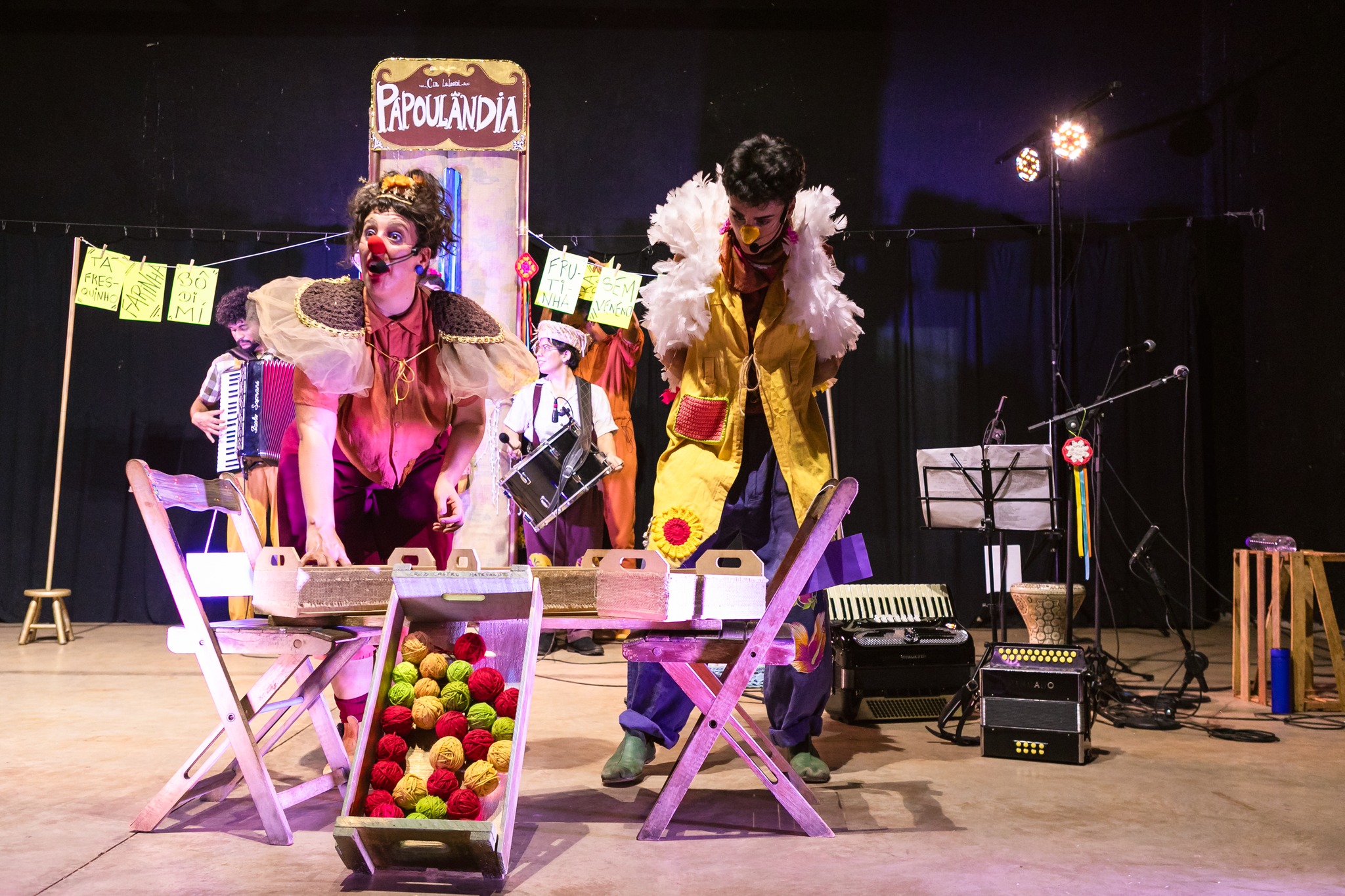 O Forró da Palhaça Papoula é um encontro entre teatro, circo e música, que coloca a Palhaça Papoula e sua amiga galinha Sebastiana no centro de uma história de amor vibrante 🎪
No palco, Pamela Leoni, artista criativa, cativante e talentosa que a gente tanto admira, junto com parceiras e parceiros músicos que foram chamados para também performar em cena, criando uma experiência cênica-musical cheia de vida. Essa obra integra uma trilogia da Palhaça Papoula, que atravessa temas como agricultura, alimentação e nossa relação com a terra de forma divertida e engajada.
Tivemos o prazer enorme de integrar a equipe do projeto, que é uma criação da Pamela Leoni, palhaça e artista da cena formada em Artes Cênicas pela UNICAMP, que tem a música como parceira de invenção.
Neste projeto, Júlia Conterno fez parte da produção e Juliana Saravalli esteve à frente do administrativo e financeiro.
Com direção musical de Marcelo Onofri, o espetáculo ganhou novas camadas e aprimoramento após ser contemplado pelo PROAC, que possibilitou melhorias na montagem e uma circulação linda com 12 apresentações, em Campinas e outras 4 cidades do estado.
🌟 É uma alegria imensa acompanhar de perto projetos como este, que reúnem arte, território, sensibilidade e potência criativa!
Fotos de Carmen Portilho.