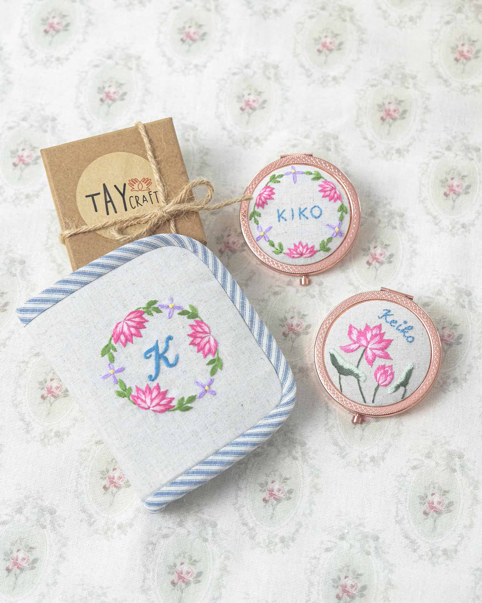 Gift set "Made in Vietnam" dành tặng cho người bạn phương xa💯
__
-𝐓𝐀𝐘 𝐂𝐫𝐚𝐟𝐭-
Hand Embroidery | Organic Clothing
https://www.taycraftvn.com
IG/FB: taycraftvn
―
#thêutay #theutay #handembroidery #taycraft #taycraftvn #madeinvietnam #handmadeinVietnam #embroiderydesign #handmadegifts #quatangtheutay #handmadegifts #coinpurse #Vietnamhandmade #compactmirror #embroiderygifts #handmademirror #guongtrangdiem #gươngthêu #quatangdoanhnghiep