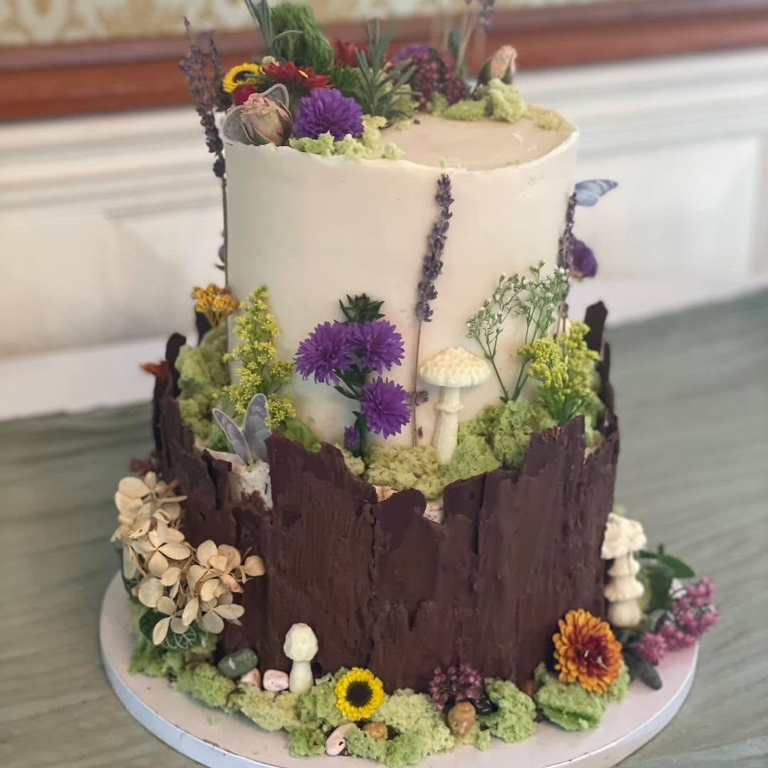 Delivering a wedding cake to the very place I myself said “I do” over three years ago was an incredibly nostalgic experience - and honor! 😊 It was lovely to see the stunning grounds of glencliffmanor and get a chance to work with the amazing owner again. Thank you for again letting me be part of your special day, and here’s to many more!