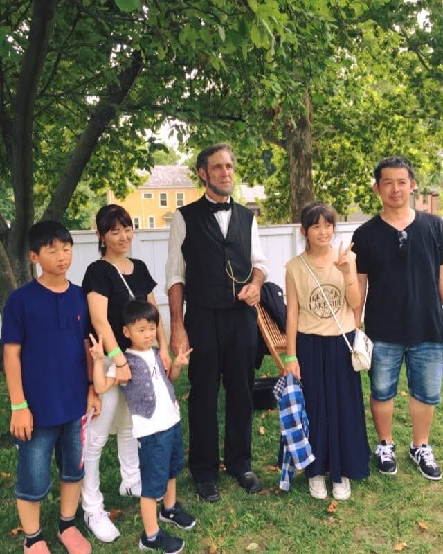 We love meeting and introducing delegates to elected officials across the globe (even Lincoln himself 🤣)!! Over the years Sister Cities and our delegates have had the opportunity to engage in meaningful conversations about the unique differences and beautiful similarities between our various homes.
#ThrowbackThursday #SisterCities #AshikagaJapan #SpringfieldIL #GlobalCitizen #SisterCity #JiningCity #SanPedro #Killarney #Japan #China #Mexico #Ireland