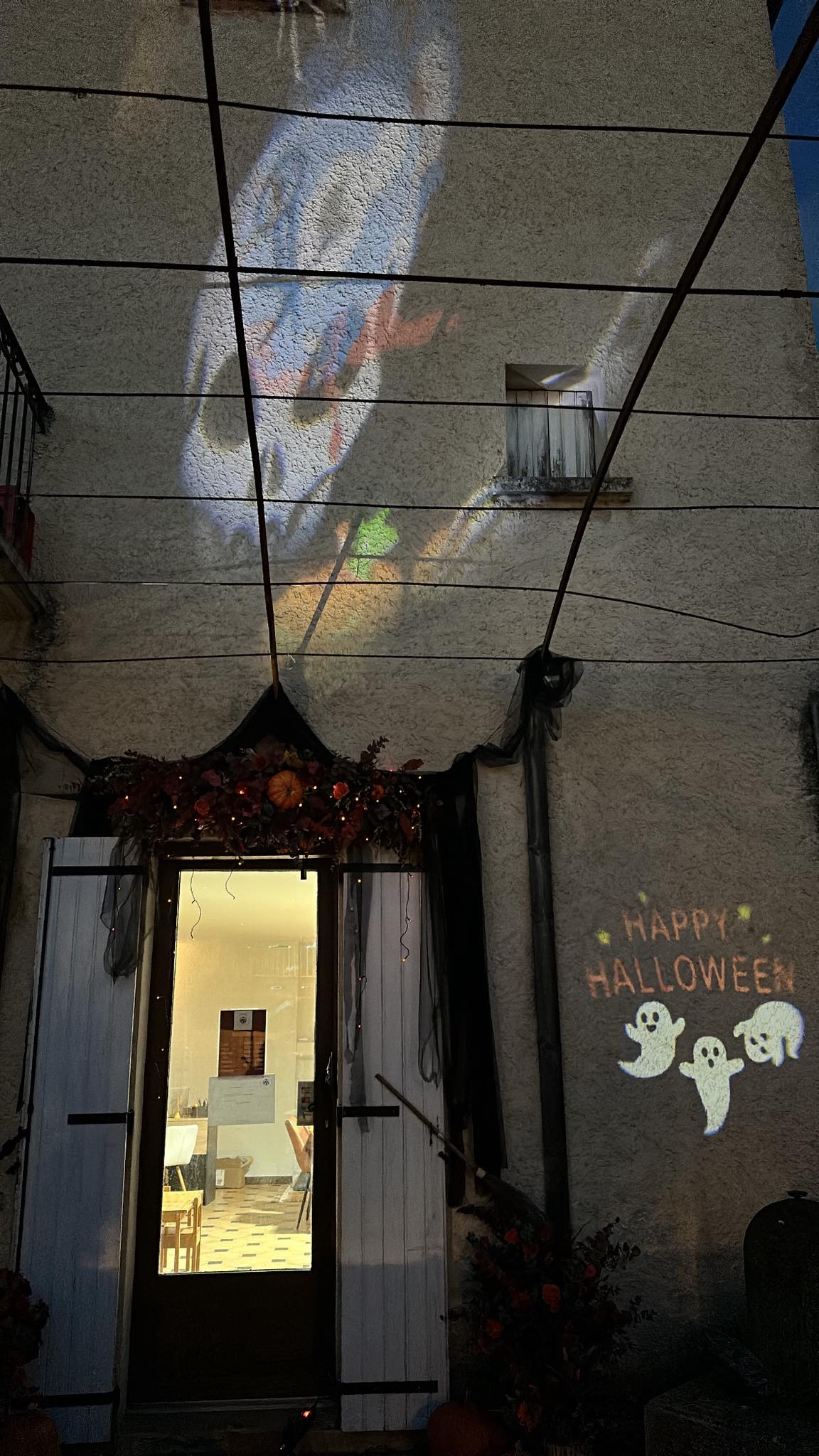 Encore plus de décorations la nuit tombée ! 🎃👻