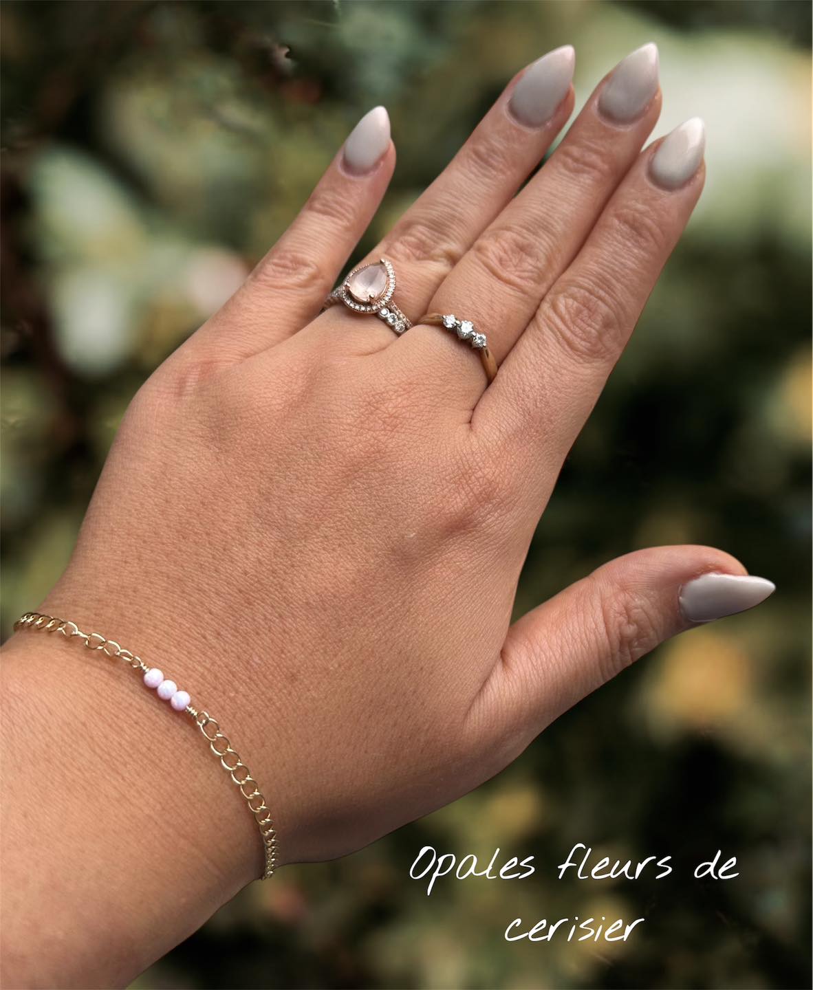 🌸 Opales “fleurs de cerisier” reçues il y a quelques jours…
Je les ai assemblées sur une chaîne en or rempli, juste pour le plaisir de créer.
Un bijou tout doux, qui me ressemble ✨
Et vous, comment aimeriez porter les vôtres ?
Vous pouvez aussi créer le vôtre, selon vos envies. 💫
#bijouxpermanents #opale #orrempli #créationartisanale #aprilya