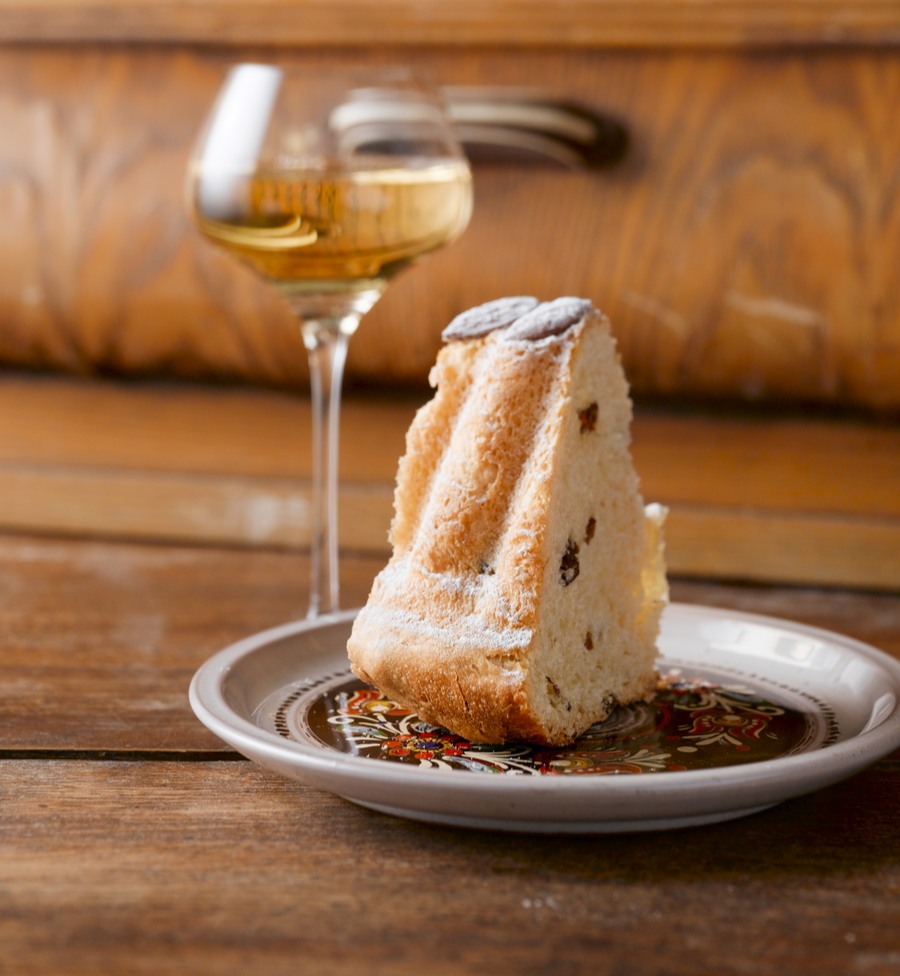 Pour un délice alsacien parfait, associez une tranche de kougelhopf avec un verre de Gewurztraminer ! 🥮🍷 Les saveurs riches et légèrement sucrées du kougelhopf se marient à merveille avec les arômes épicés et floraux du Gewurztraminer.
#degustation #gastronomie #tradition #alsace ©ELPE-ConseilVinsAlsace