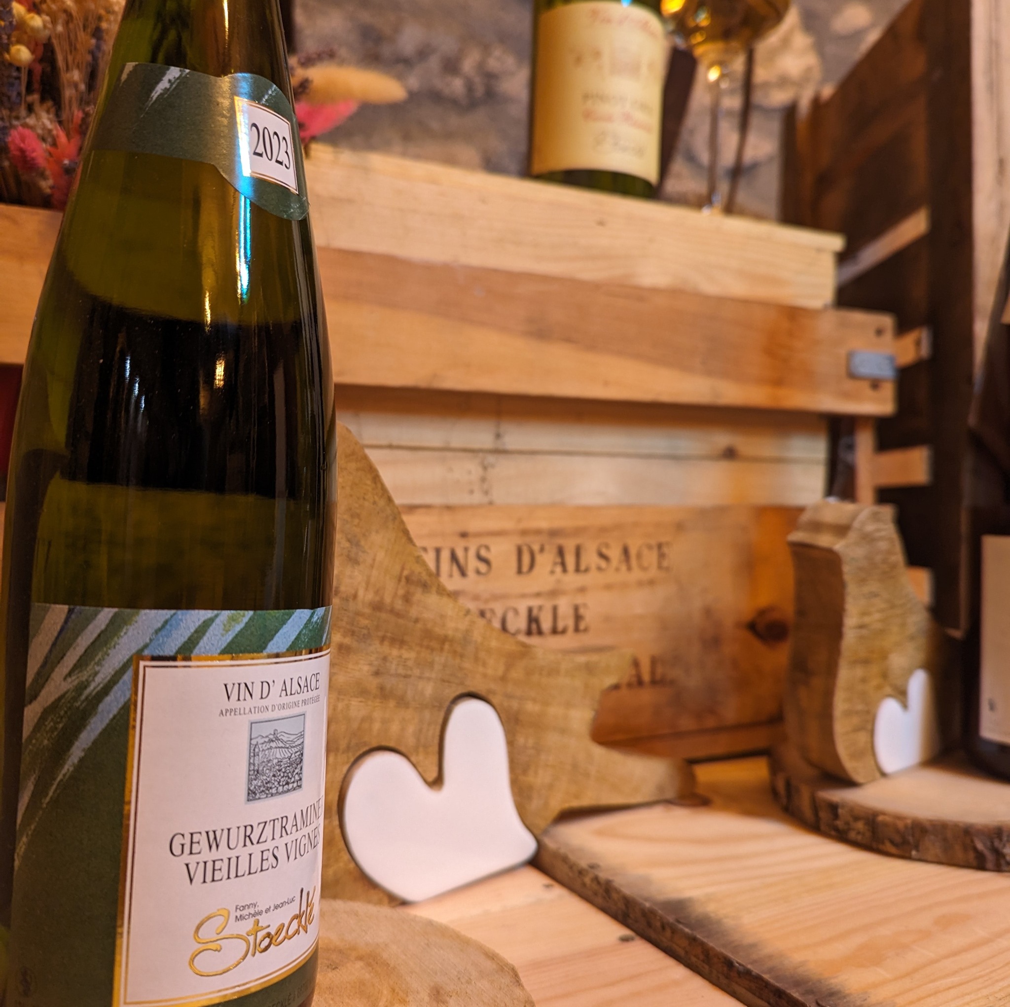 Le saviez-vous ? L'appellation "Vieilles Vignes" se réfère à des vignes de plus de 25 ans ! 🌿🍇 Grâce à leur âge, ces vignes produisent des raisins plus concentrés et plus riches, donnant des vins d'une complexité et d'une profondeur remarquables. Une véritable pépite pour les amateurs en quête d'authenticité et de saveurs uniques ! 🍷✨
#winelover #gewurztraminer #vinsalsace #oenotourisme #tasting