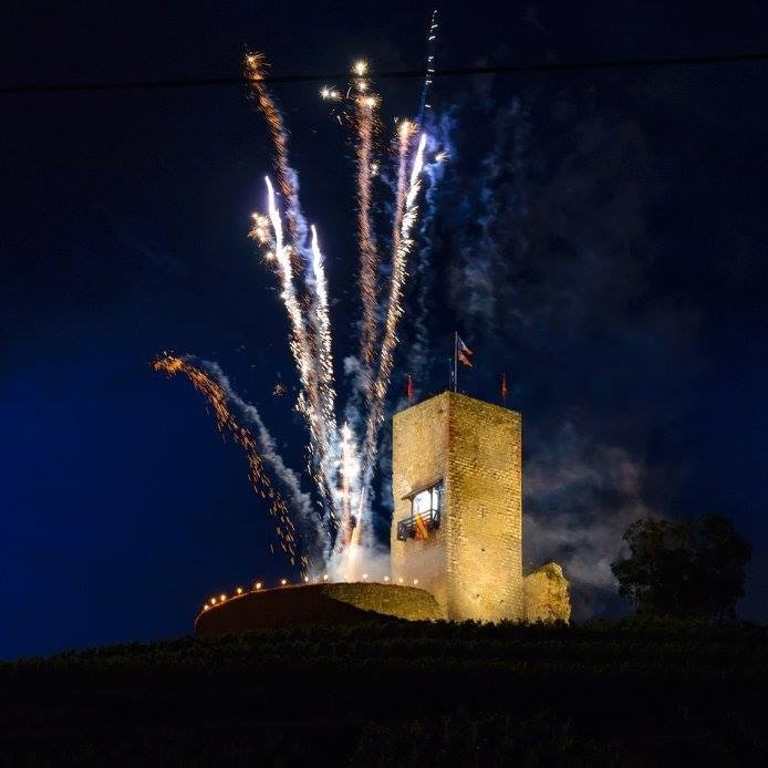 La Maison Stoecklé vous souhaite une excellente année 2026 ! 🎉🥂 Que cette nouvelle année soit remplie de bonheur, de succès, et de moments précieux avec vos proches. Nous vous remercions pour votre soutien et votre fidélité. Nous avons hâte de continuer à partager avec vous des instants inoubliables et des vins exceptionnels tout au long de l'année. À votre santé et à une année pétillante ! 🌟🍇🍷#bonneannee #alsacerocks #vinsalsace #happy