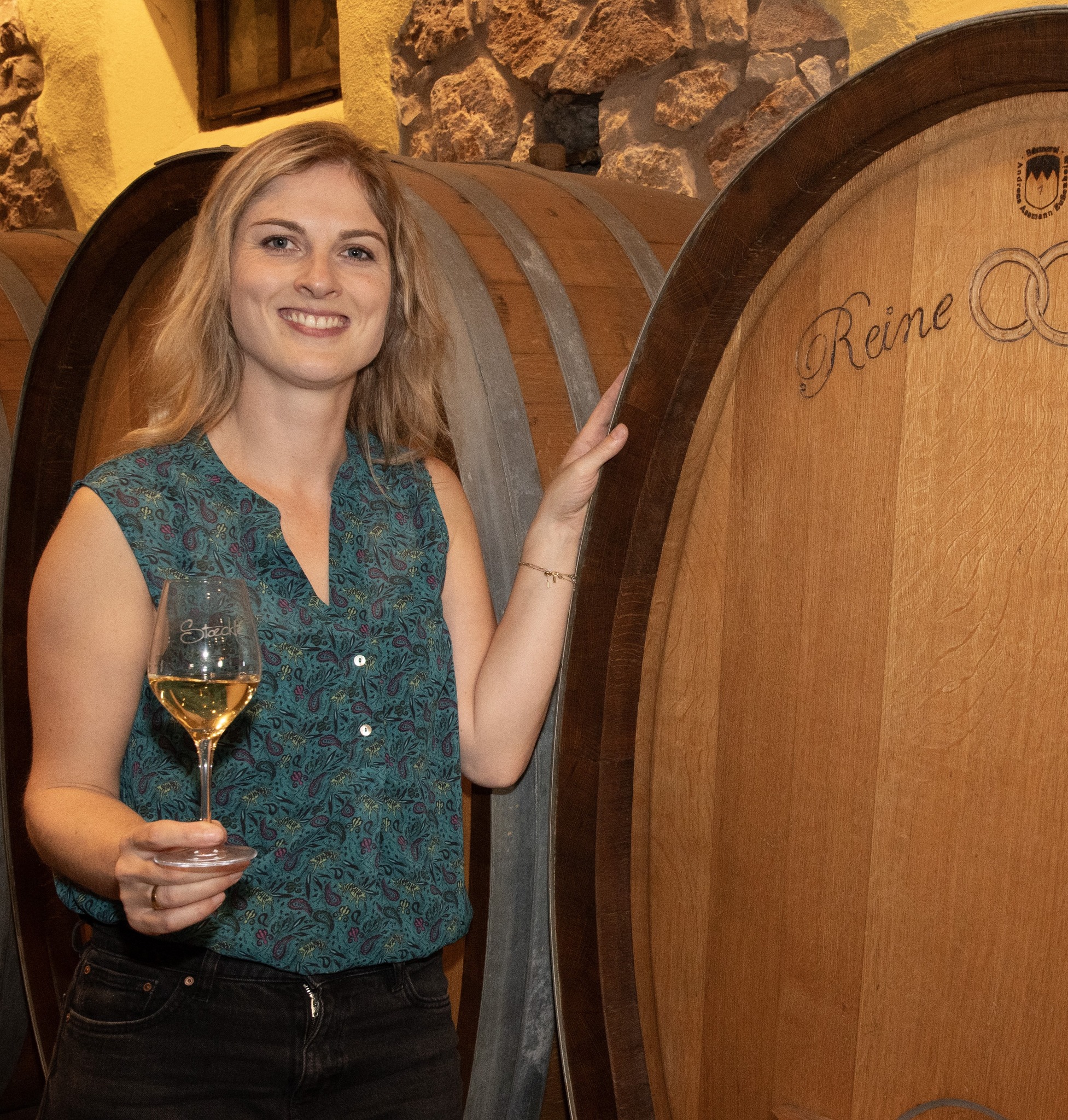 À la Maison Stoecklé, nous avons une pensée spéciale pour Reine et Justin, nos grands-parents. Leur héritage et leur passion pour le vin continuent de guider notre travail et d'inspirer chaque bouteille que nous produisons. 🍇🍷 Leur dévouement et leur amour pour l'art de la vinification sont le fondement de notre tradition familiale. 🌟#famille #domainefamilial #histoire #vinsalsace
Photographe: Philippe Pennerat