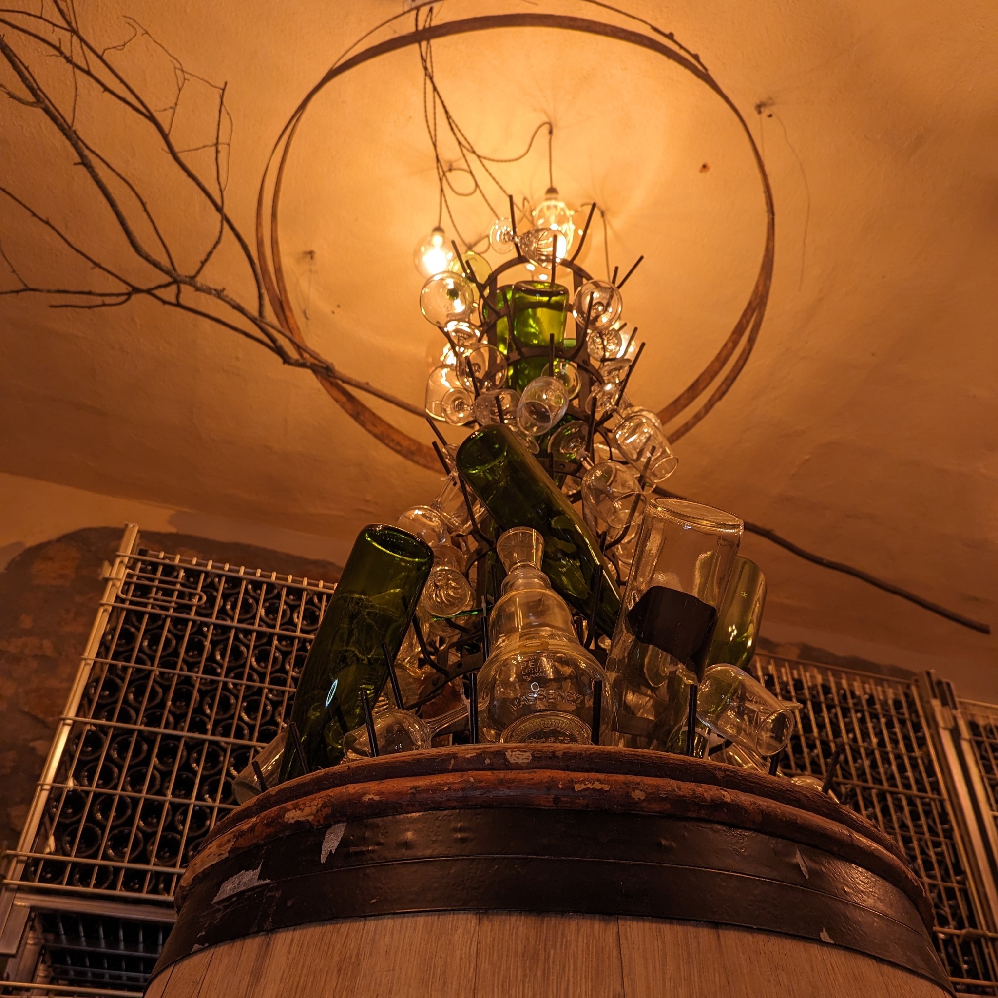 Voici notre "Tour de Pise alsacienne" ! 🎉 Elle penche peut-être un peu, mais c'est ce qui fait tout son charme ! 😄 #decoration #vigneron #alsace #winelover