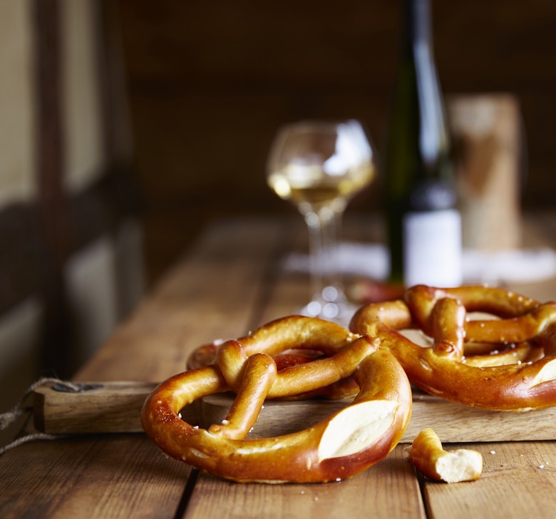 L'indispensable des apéros en Alsace ? Les bretzels, bien sûr ! 🥨 Et pour les accompagner à la perfection, rien de tel qu'un verre de Pinot Gris. 🍷 Une combinaison qui fait toujours plaisir ! #apero #alsace #degustation #bretzel
© ChezElles-ConseilVinsAlsace
