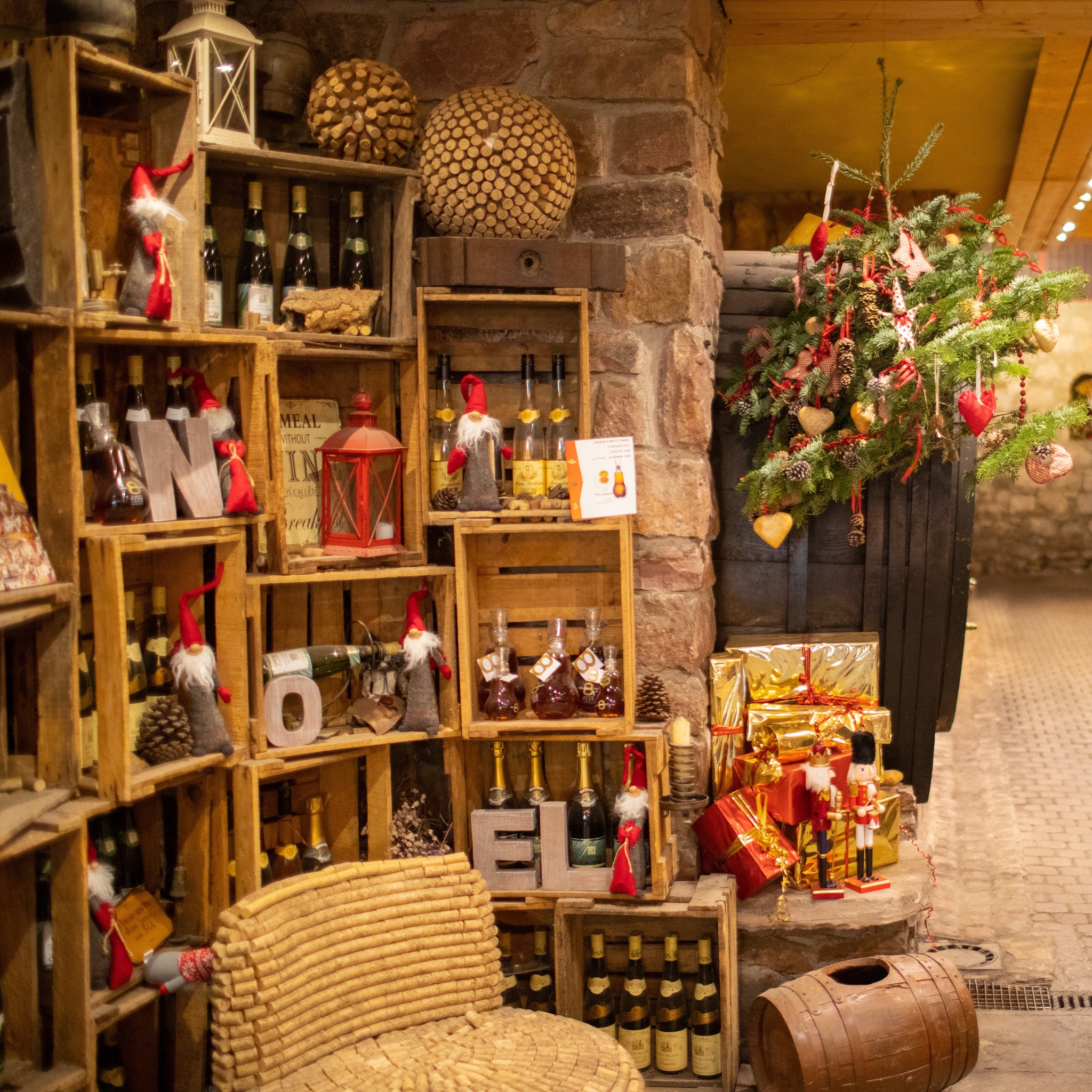 Besoin d'une idée de cadeau originale ? Offrez un voyage gustatif avec nos vins d'Alsace ! 🍷🎁 Parfait pour les amateurs de bons crus et de découvertes. Une touche d'Alsace dans chaque bouteille ! 🍇✨
#idéecadeau #noël #vinsalsace #terroir
Photographe: Julien Kauffmann