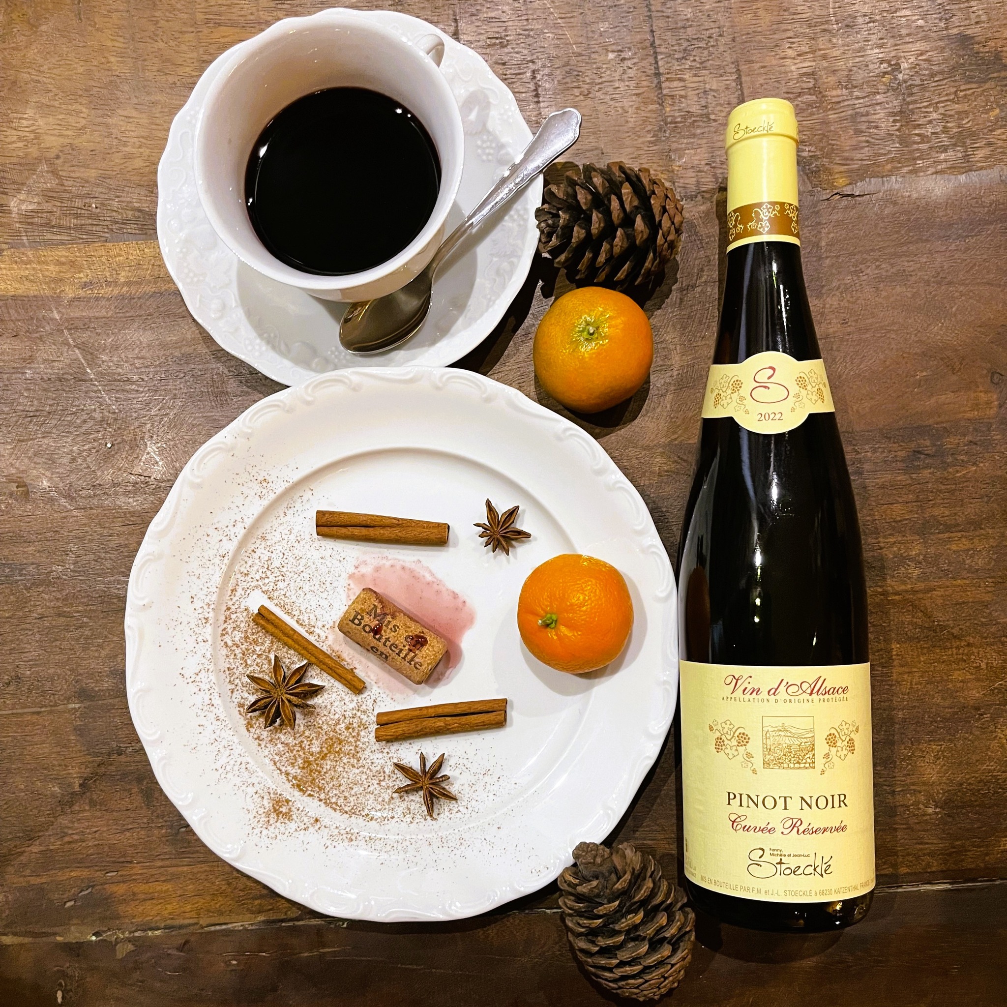 On entre dans la fraîcheur de l’automne, et les marchés de Noël se préparent à illuminer les rues ! 🎄✨ En attendant, venez vous réchauffer à la cave avec notre vin chaud d’Alsace lors de nos soirées spéciales, les 4 vendredis avant Noël. 🍷❄️ Un moment de convivialité et de chaleur pour commencer la saison en beauté !
#noël #vinchaud #vinsalsace #tradition #oenotourisme