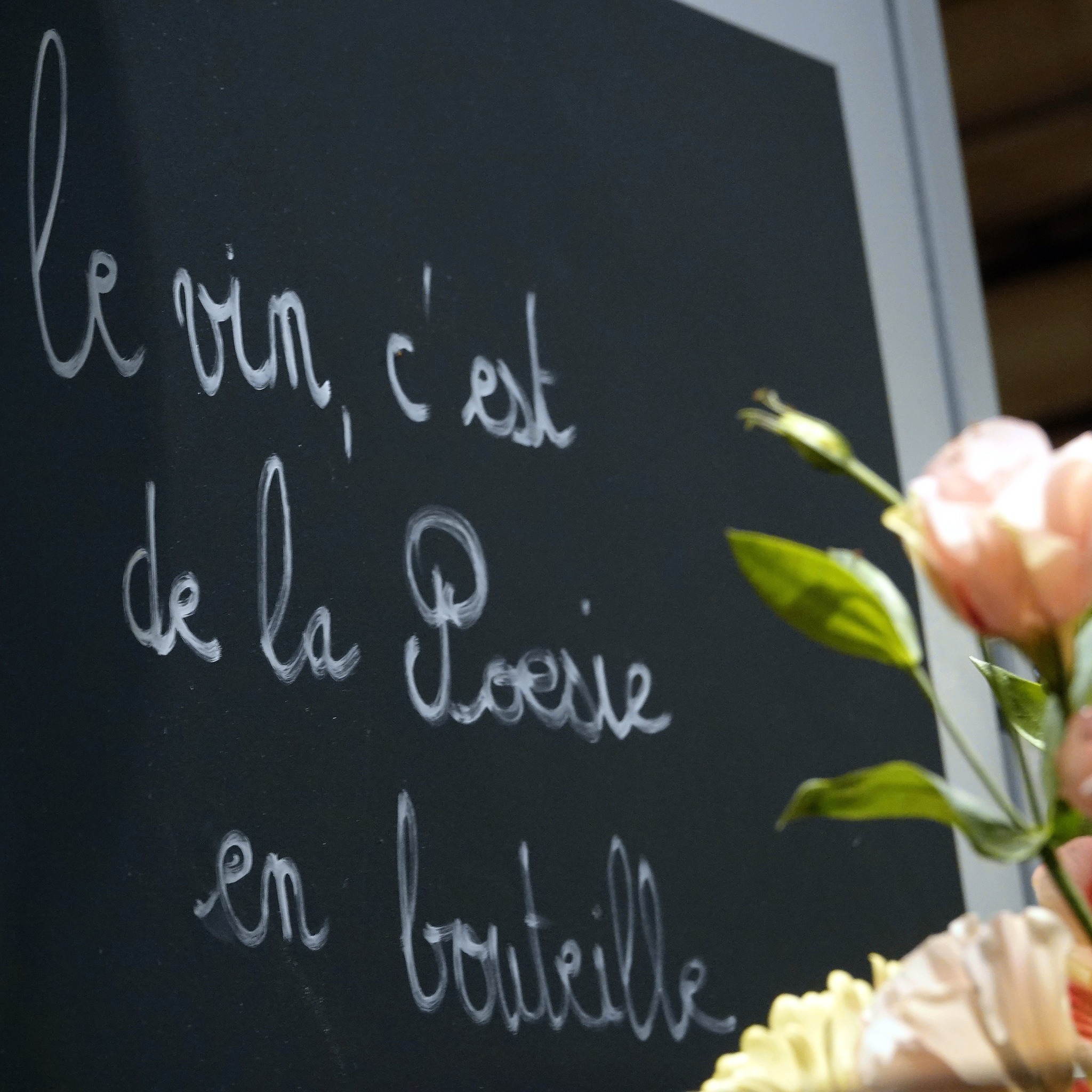 Chaque gorgée raconte une histoire, chaque arôme dévoile une émotion. Venez découvrir nos vins et laissez-vous emporter par la beauté de cette poésie liquide. 🍷✨
#citation #vinsalsace #winetime #winelover
Photographe: Joseph Marando