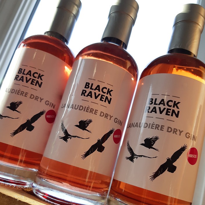 🌸 Il est de retour ! It’s back! 🌸
Notre gin Black Raven Hibiscus est à nouveau en stock — mais pour une durée limitée seulement. | Our Black Raven Hibiscus Gin has returned — but only for a limited time.
Avec ses notes florales et le caractère unique de la gamme Black Raven, ce gin en petite production disparaît toujours rapidement. | Bursting with floral notes and our signature Black Raven character, this small-batch favourite never stays on the shelves for long.
✨ Procurez-vous le vôtre avant qu’il ne soit trop tard | Get yours before it’s gone!
#GinQuébécois #BlackRavenGin #Carone #GinLovers #QuebecGin #SmallBatch