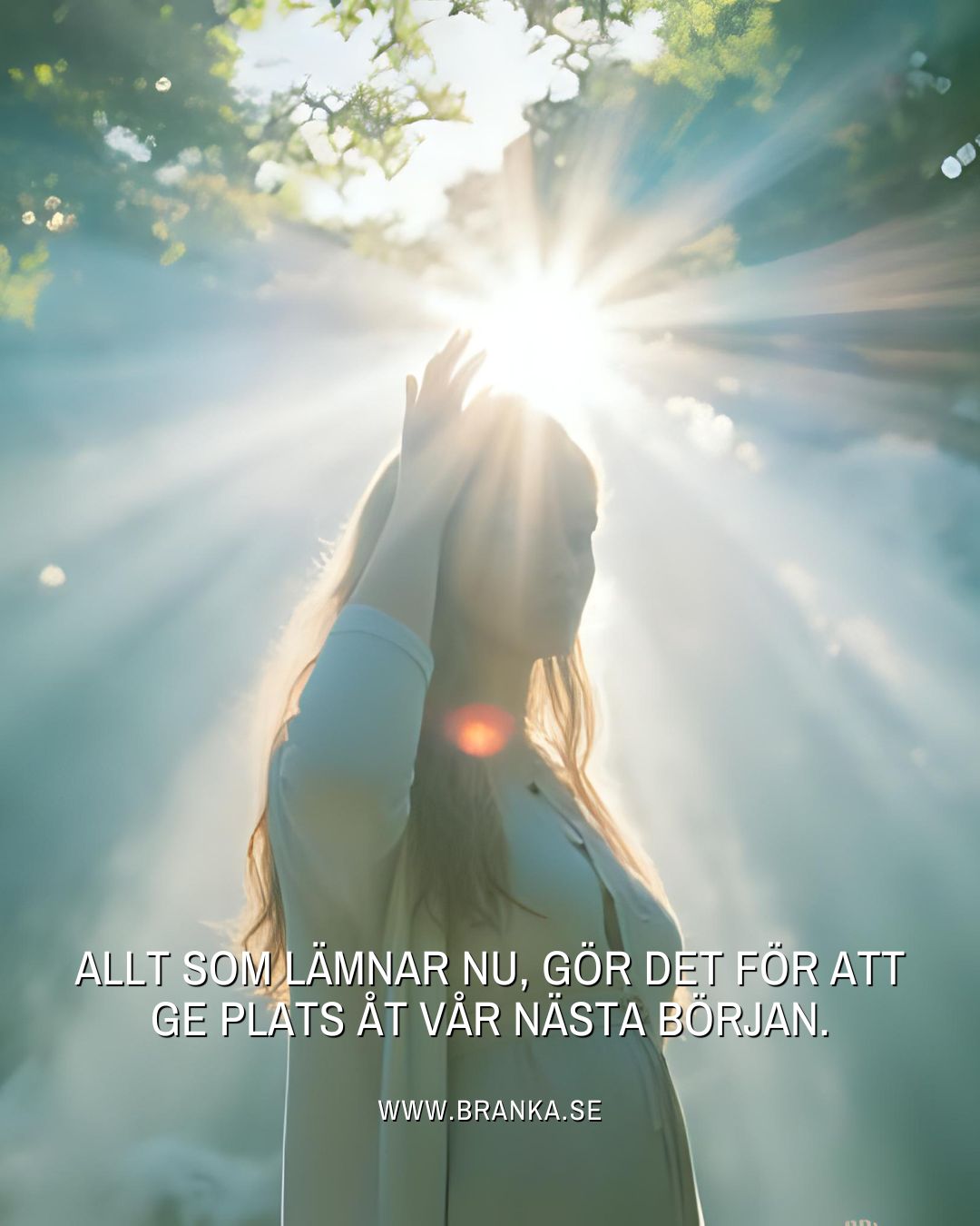 Ljuset faller skarpt just nu. Vi är mitt i 11 11 portalens starka energi. Det sätter ljus på det vi kanske trodde att vi redan klarat av. Det vi hoppades hade lagt sig till ro men som fortfarande påverkar oss under ytan. Energin just nu för oss rakt in i kärnan av det som behöver förändras vilket kan kännas både stressande och befriande på samma gång.
Vi närmar oss slutet på ett numerologiskt år 9 vilket är ett avslutningsår i numerologin. Det betyder att mycket av det som inte längre gynnar oss, det som inte fungerar, det som håller oss tillbaka och fast i gamla beteenden, nu når sin kulmen. Det vi inte har tagit hand om tidigare kommer med största sannolikhet upp till ytan nu, kanske starkare än någonsin. Det är universums sätt att säga ”Nu är det dags.”
I den här energin är det inte gynnsamt att kämpa emot. Nu, om inte förr, är det dags att släppa taget. Att se våra mönster med klara ögon, förlåta där vi kan, förstå där vi behöver och låta det som inte längre resonerar rätt falla bort. När ljuset möter skuggan föds klarhet. Och klarheten visar vägen, vidare mot något lättare, sannare och mer i samklang med vår själ.
Det här är en tid för att stå kvar i det vi vet är sant och rätt, även när marken under oss gungar. Vi håller på att avsluta en lång cykel och precis som när en dörr stängs, öppnas en annan, men först måste vi våga stå kvar i mellanrummet. Lita på att det som faller bort, gör det för att något större ska kunna ta form. Vi behöver inte nödvändigtvis förstå allt ännu utan bara vara närvarande, klara och tydliga med vart vi är på väg. Med vad som inte kan vara kvar och måste lämna vårt energifält. Allt som lämnar nu, gör det för att ge plats åt vår nästa början.
Branka
www.branka.se