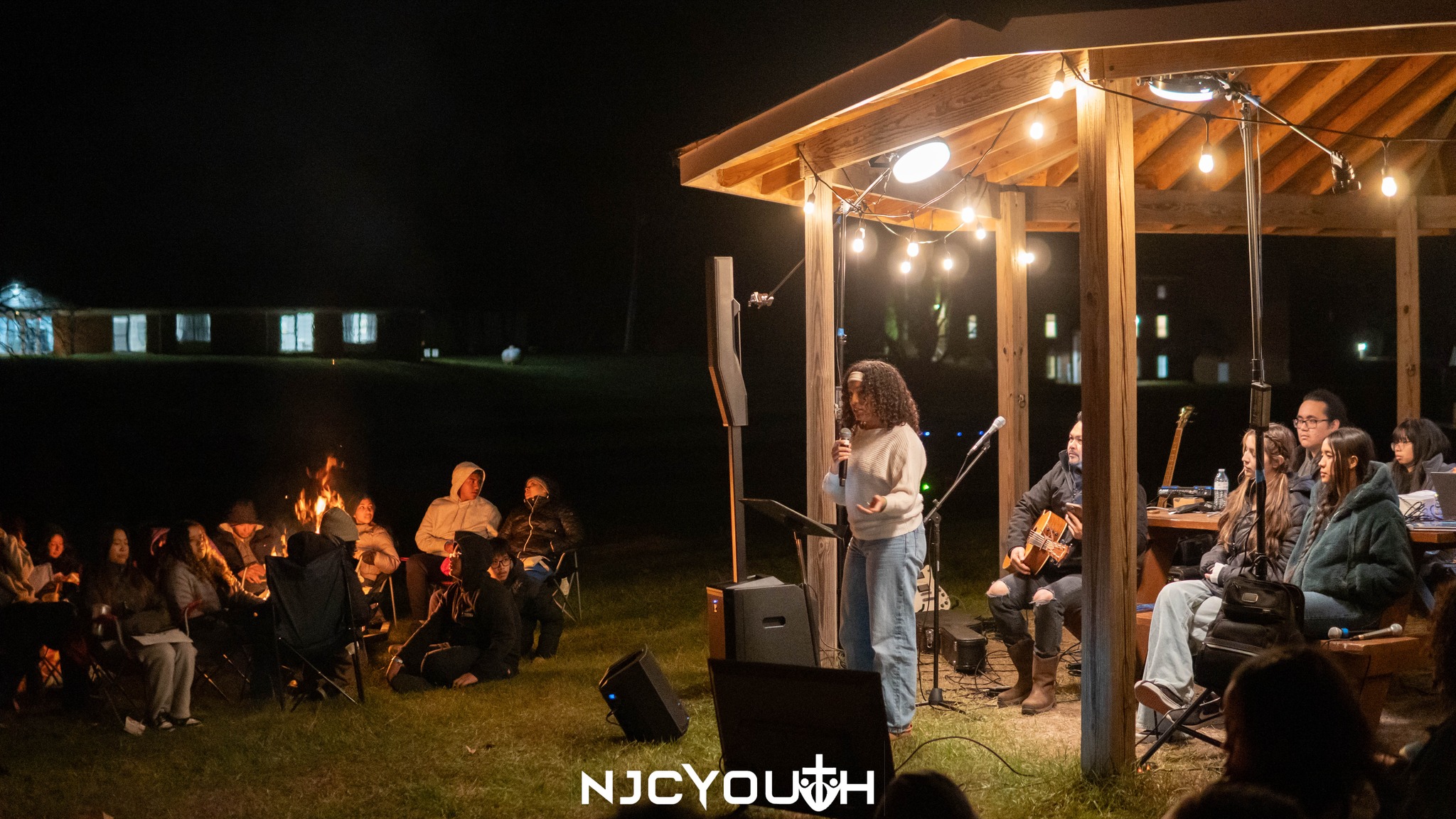 DAY 1 – TLT: EMPOWER TO SERVE 🔥✨
We wrapped up the first day with one of the most meaningful moments of the event:
an outdoor worship session around the fire, with live music and a beautiful atmosphere.
Surrounded by warm flames, voices singing together, testimonies, and the sounds of nature, everyone had the chance to connect with God and with each other in a deep and authentic way.
Tonight reminded us why we’re here:
to grow, to serve, and to let the Spirit ignite our hearts.
This is just the beginning.
TLT Empower to Serve continues… and the best is yet to come. 🔥🙌