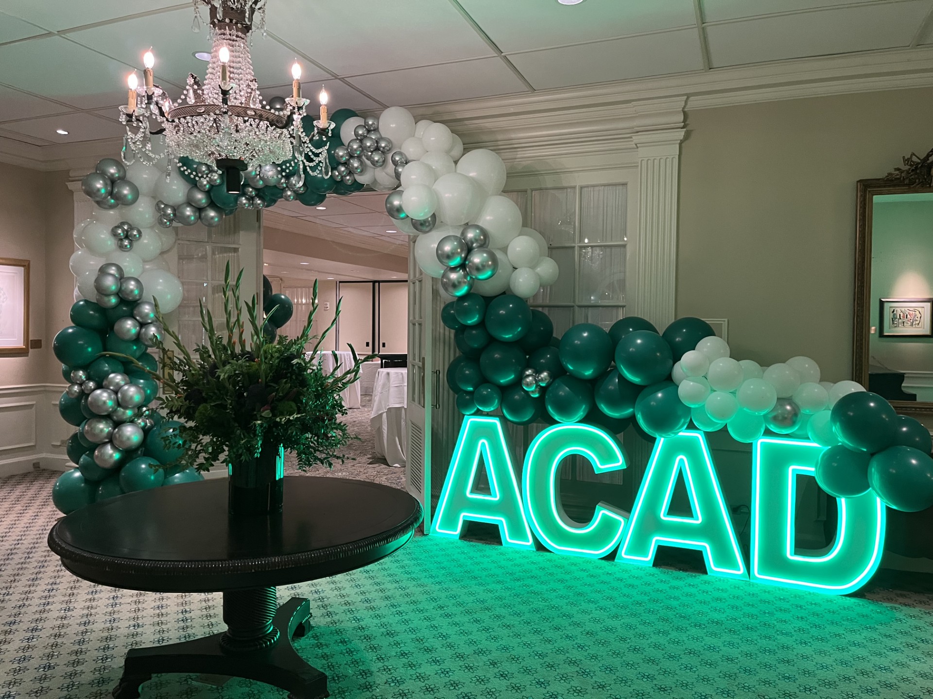 Nothing beats a classic 🎈
Letters and balloons for a private alumni event at @cherokeetcc — timeless, clean, and always a crowd favorite.
Celebrations don’t have to be complicated to be memorable. 💛
#BalloonsOverAtlanta #EventDesign #BalloonLetters #CherokeeTownClub #AtlantaEvents #PrivateEvents #AlumniCelebration #ClassicDecor #TeamBOA
