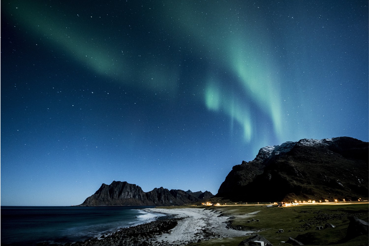 Viajar pela Noruega é atravessar um país onde a natureza ainda dita o tempo. Onde cada estrada, cada curva e cada fiorde contam histórias de gelo, montanha e mar. A paisagem muda como um quadro em movimento: cascatas vertiginosas, lagos de um azul impossível, montanhas que tocam o céu e vilas que parecem ter parado no tempo. A Noruega não