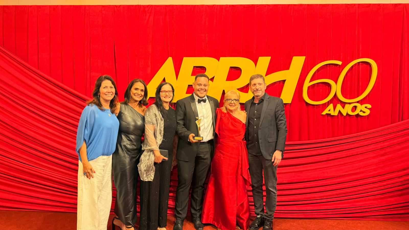Da sala de aula ao reconhecimento nacional!
Pedro Henrique Santos Medeiros, vencedor do Prêmio Ser Humano 2024 da ABRH-RJ na categoria Case Acadêmico, avança mais um passo e conquista o 3º lugar no PSH 2025 da ABRH Brasil com o case “A Era do Employee Experience: A Jornada do Colaborador como Potência da Cultura Organizacional”, o mesmo trabalho premiado no Rio em 2024!
Parabenizamos o autor, sua orientadora Gabrielle Ferreira de Carvalho Fernandes, e o Centro Universitário Carioca - UNICARIOCA por essa conquista que reafirma a força da pesquisa, da inovação e do talento acadêmico fluminense.
Que este seja apenas mais um passo de uma trajetória brilhante!