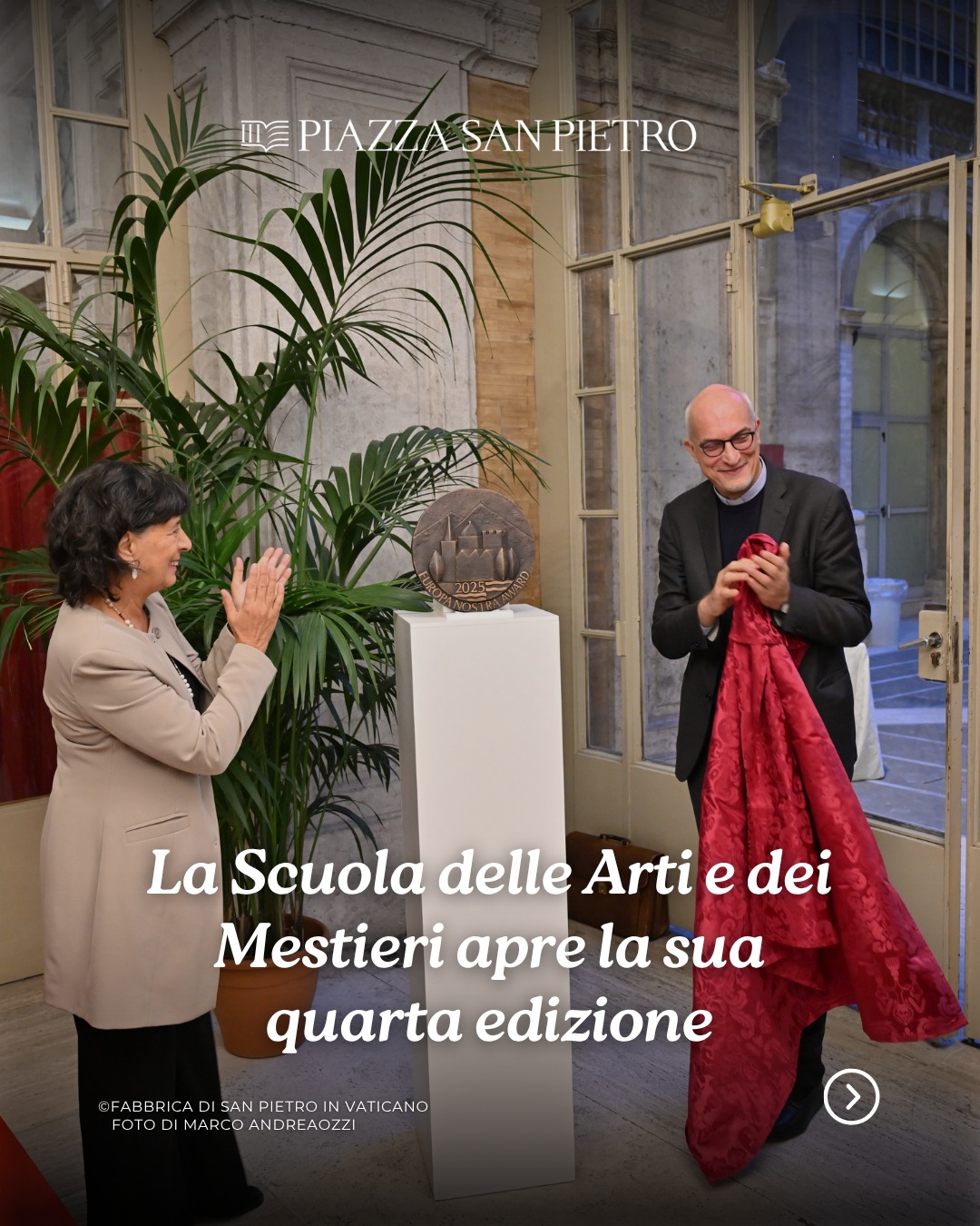 È stata inaugurata la quarta edizione della Scuola delle Arti e dei Mestieri della Fabbrica di San Pietro in Vaticano: venti studenti, provenienti da tutta Italia e dall’estero, intraprenderanno un percorso formativo per ricevere l’eredità di una straordinaria tradizione artigiana.
Una comunità di giovani che desidera “tenere viva la fiamma dell’arte”, crescere umanamente e scoprire il senso profondo del proprio cammino.
Durante la cerimonia inaugurale, S.Em.R. il Cardinale Mauro Gambetti ha invitato gli allievi a “impiegare al meglio quello che verrà loro donato”, ricordando che non si può lavorare bene senza pensare bene e senza avere un cuore ben disposto.
Un dono fatto di competenze tecniche e umane, per diventare “artefici e innovatori di un linguaggio” che unisce mani e spirito.
Padre Francesco Occhetta ha ricordato che “la tradizione è custodire il fuoco, non adorare le ceneri”, mentre la Dott.ssa Emilia Rio ha esortato i giovani a “imparare lo sguardo alla bellezza”.
Assunta Di Sante, responsabile scientifica della Scuola, ha sottolineato che questa esperienza formativa è «nata dalla necessità di trasmettere conoscenze e competenze», ricordando che la Scuola «raccoglie un’eredità antica e la aggiorna»: non una semplice scuola di bottega, ma un percorso integrato che unisce studio, osservazione e lavoro sul campo, in continuità con lo spirito dello storico Studio Pontificio delle Arti istituito dalla Fabbrica alla fine del Settecento.
La Scuola, premiata con l’Europa Nostra Award, continua così a custodire un patrimonio di saperi che, da secoli, rende viva la storia della Basilica di San Pietro.
✨ “Impiegate bene quel che vi verrà donato, per far crescere la storia in umanità.”
🔸 Continua a seguirci per scoprire le storie e i volti che custodiscono ogni giorno la bellezza di San Pietro.