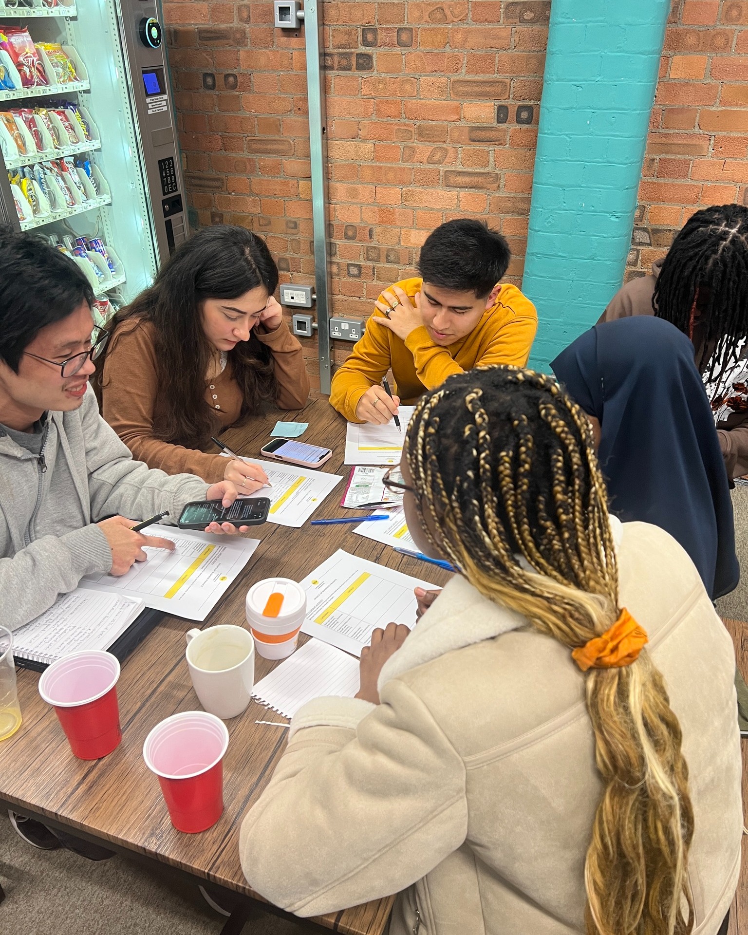 Building a business is a journey, not a solo mission. Today's Business Launchpad session was a powerful reminder of the value of peer support and shared insights. Watching these brilliant minds discuss their ideas and challenges is truly inspiring.
#blpincubator #entrepreneurship