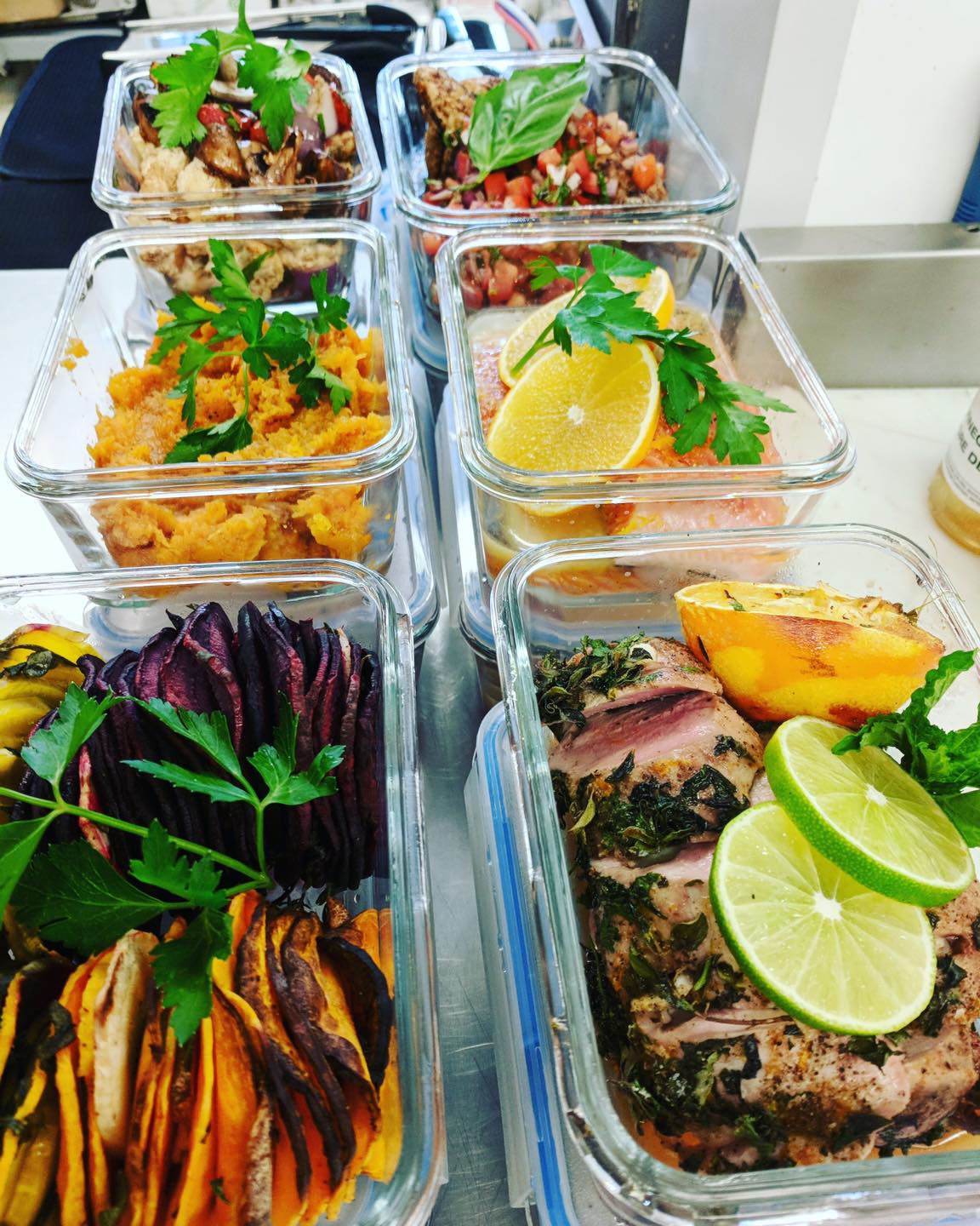 Imagine opening your fridge to this every week…✨ December cook-dates are now open! Fresh, homemade meals without the stress.
FR: Imaginez ouvrir votre frigo à ceci chaque semaine…✨ Les cookdates de décembre sont maintenant ouvertes! Des repas frais, maison, et sans stress.
DM to book • Écrivez-moi pour réserver