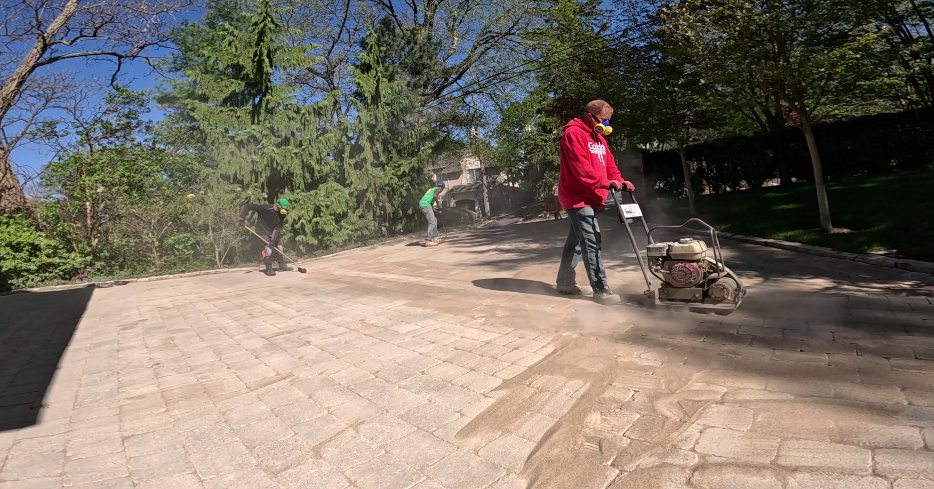 Swipe to see this driveway transformation! ✨
#interlock #interlockrepair #leveledground