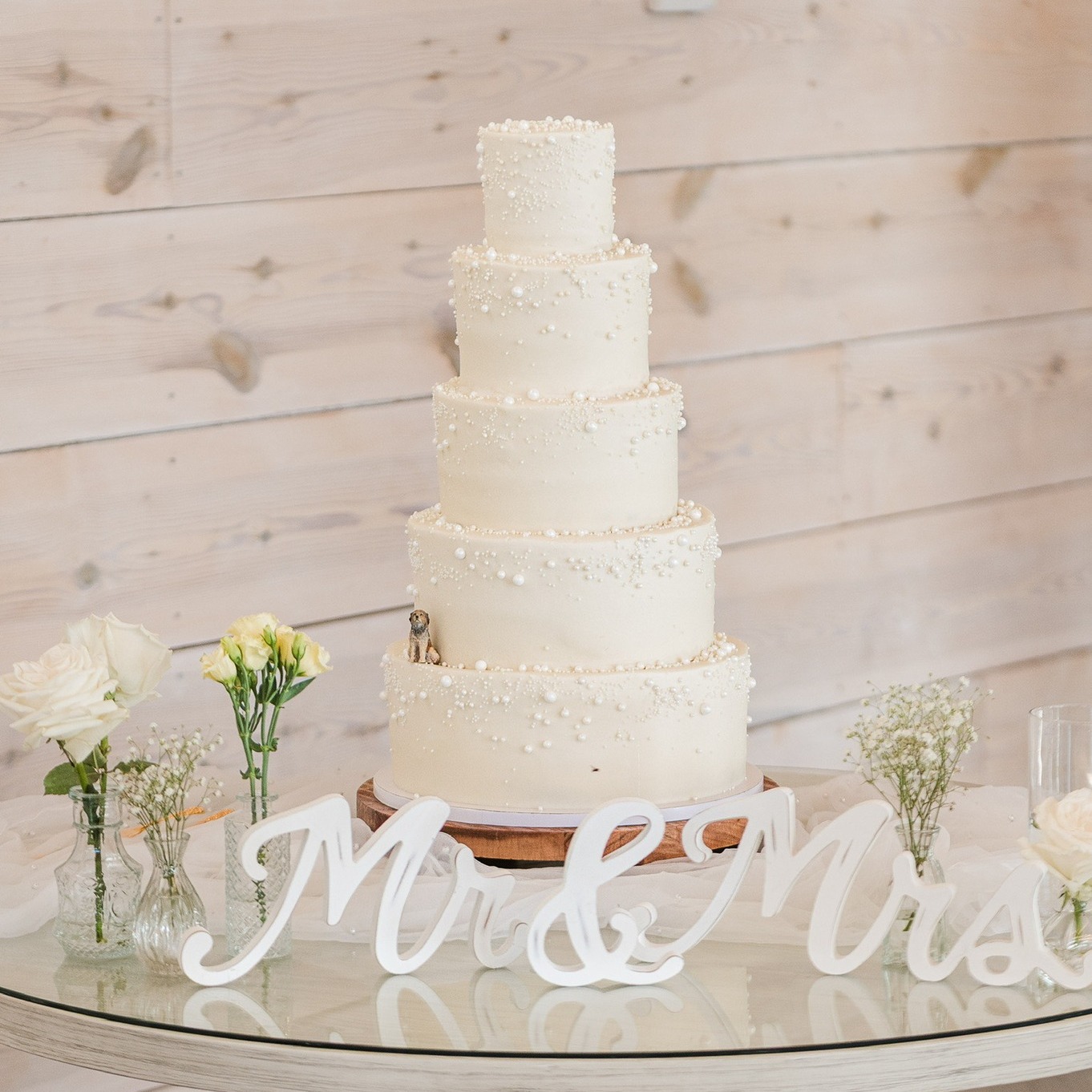 As promised, this is the FIVE-tier wedding cake that was presented after the previous post’s rehearsal dinner cake! I love how this beautiful couple included their four-legged loves into their cake 🐶 The warmest of love to these two as they begin their new journey together!