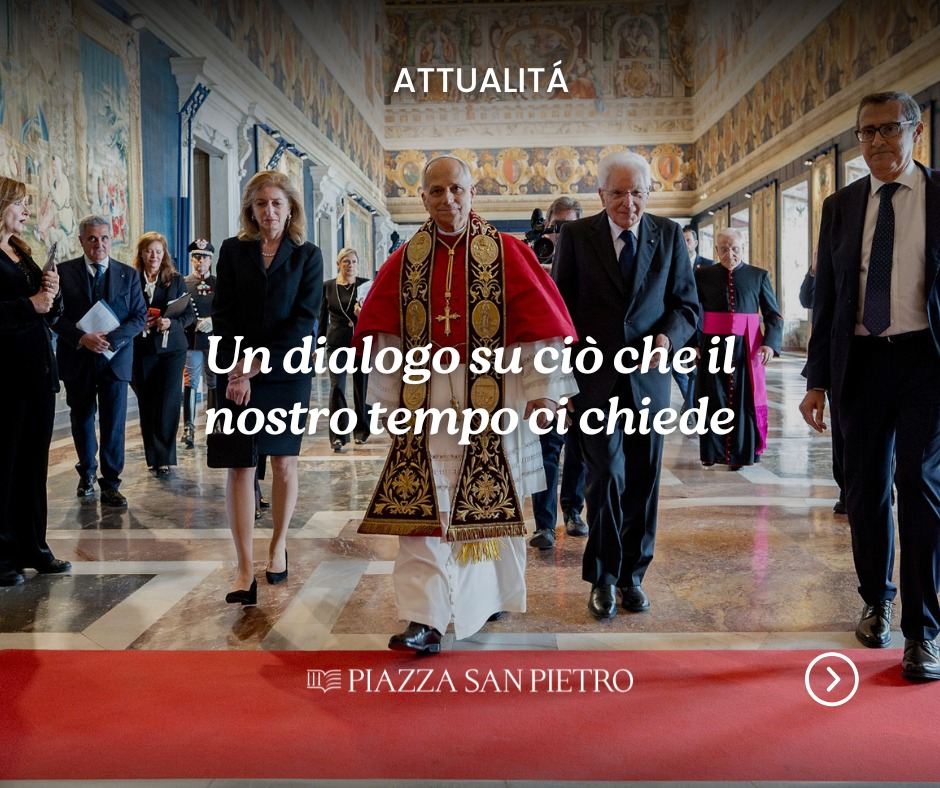 𝗔𝗧𝗧𝗨𝗔𝗟𝗜𝗧𝗔̀
Il 14 ottobre 2025 Papa Leone XIV è stato accolto al Quirinale dal Presidente della Repubblica Sergio Mattarella, in un incontro segnato da un dialogo cordiale e rispettoso.
Un appuntamento nel quale l’orizzonte della conversazione non è stato la politica italiana, ma il mondo intero.
Dalla tutela della persona al tema delle disuguaglianze, dall’attenzione per le famiglie alla responsabilità verso la pace e la convivenza tra i popoli, il colloquio ha toccato questioni globali che interrogano le società di oggi.
Il Presidente Mattarella e Papa Leone XIV hanno ribadito l’importanza di un impegno comune e di una collaborazione costante, capace di guardare oltre le emergenze e di sostenere ciò che unisce.
📸 Scorri le foto per rivivere i momenti più significativi dell’incontro.
📖 Leggi l’articolo completo nella rivista digitale e continua a seguirci sui nostri canali per approfondimenti e aggiornamenti.