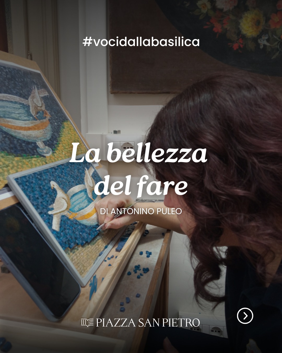 Tra scalpelli, pennelli, legni e tessere di pietra, i giovani della Scuola delle Arti e dei Mestieri della Fabbrica di San Pietro imparano ogni giorno a custodire e rinnovare antichi mestieri.
È un cammino fatto di pazienza, disciplina e attenzione al dettaglio, che intreccia tecnica e bellezza.
Gli studenti raccontano un’esperienza che unisce formazione e vita: dalle prime prove sul mosaico alle esercitazioni di restauro, dal lavoro sulle superfici decorative allo studio dei materiali.
Una comunità di giovani che, nel fare insieme, scopre il valore della condivisione, della cura e dell’arte come responsabilità.
Valeria, 21 anni, parla di una passione nata sui banchi di scuola e approfondita nei laboratori della Fabbrica: «Ho trovato una classe unita e insegnanti che ci hanno aiutati a crescere».
Diana, allieva del corso di decoratori, racconta la sfida di lavorare con materiali complessi, imparando “la pazienza e la concentrazione che ogni gesto richiede”.
Pagina dopo pagina, l’articolo mostra mani che trasformano la materia, giovani che riscoprono un sapere antico e lo proiettano nel proprio futuro, con umiltà e dedizione.
📸 Scorri le immagini per entrare nei laboratori della Fabbrica di San Pietro.
📖 Leggi l’articolo completo nella rivista digitale.