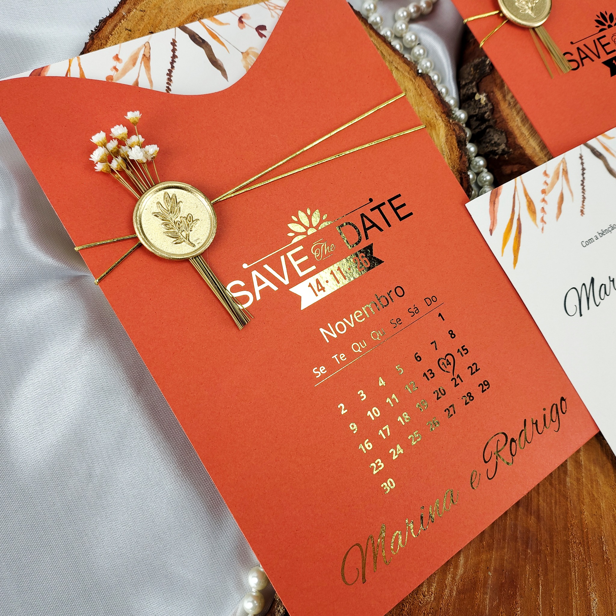 Terracota + dourado = combinação perfeita ✨
Um convite que traduz amor, elegância e natureza em um só modelo. 💍
💌 Peça seu orçamento no WhatsApp: (19) 99808-5644
#casamentoaolivre #weddinginspiration #naturewedding #weddingdesign #conviteartesanal #casamentorusticochic #bohowedding #conviteboho #weddingdetails