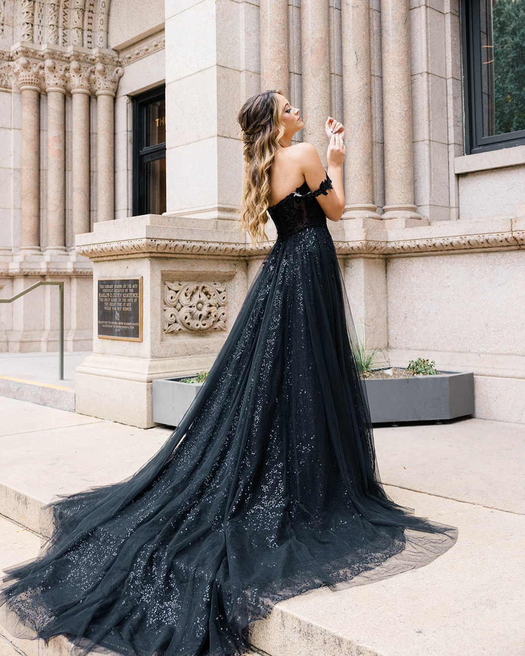 Taking BLACK Friday to a whole new level ✨ If you are looking for an edgy & bold bridal look, then Clark by @sinceritybridal might just be the one. 🖤
P.S. She is even on sale, but only until tomorrow! 🤫