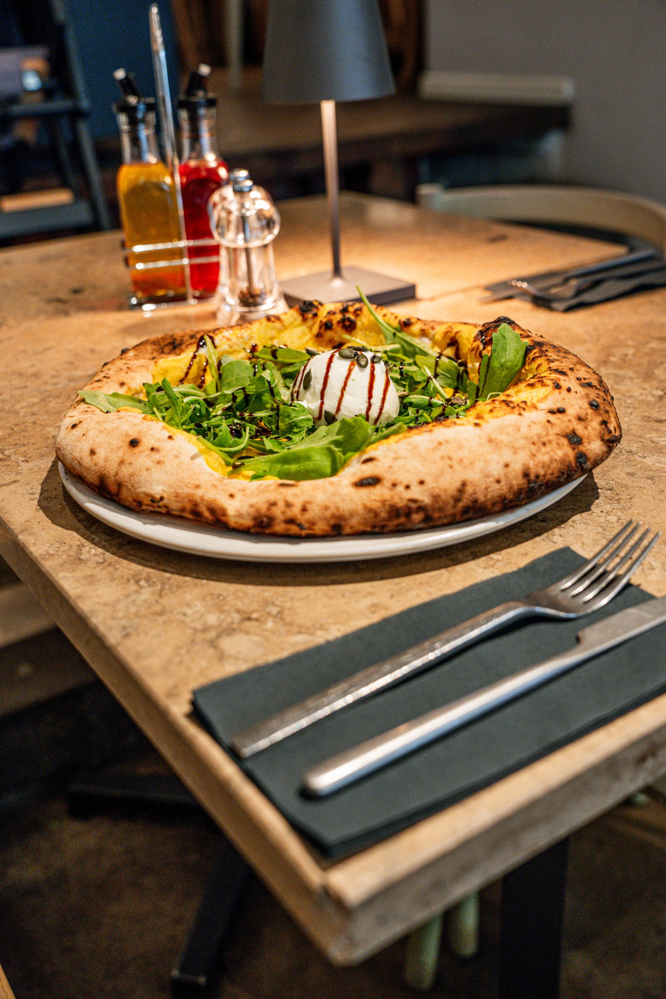 Kürbis? Burrata? Pizza?
Match made in foodie heaven. 😍
Unsere Kürbispizza ist der Star der Saison – cremig, herbstlich und einfach nur zum Reinlegen.
Wer’s probiert hat, weiß: Das ist Love at first bite. ❤️🍕