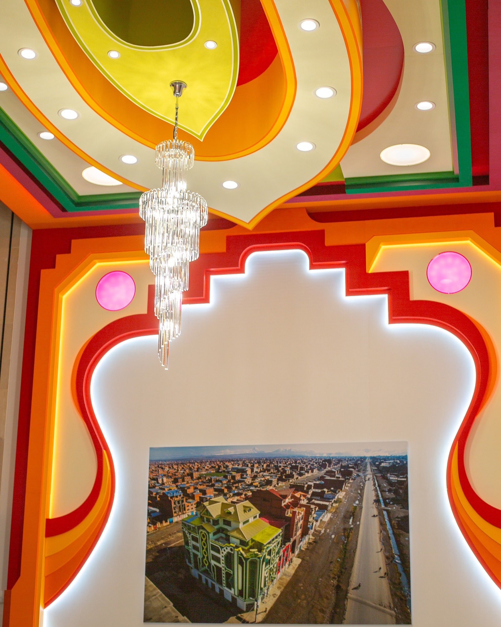 Visiter la nouvelle Fondation Cartier, c’est entrer dans un espace qui raconte une histoire à travers la lumière, les couleurs et les cultures. L’exposition se déploie comme une mise en scène où l’on circule librement, porté par les œuvres.
Photographies, sculptures, installations… Les langages artistiques se croisent, de l’Amazonie à Paris, du contemporain aux formes plus anciennes. L’ensemble crée un voyage sensible, accessible, où chacun peut trouver un détail, une émotion, une surprise.
Ce qui m’a touché, c’est cette impression de se perdre juste ce qu’il faut pour mieux regarder. La lumière extérieure transforme l’espace à chaque instant. On avance, on découvre, et l’art devient une expérience vivante.#art #artparis #parisart #paris #musee #museedeparis #artlovers #artdaily #instaart #artlover #contemporaryart #exhibition #exposition #artgallery #artistsoninstagram #culture #cultureparis #visitparis #parisjetaime #beautiful #inspiration #creative #artphotography #museumlife