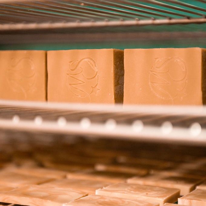 🔬 Tu t’es déjà demandé ce qui se passe vraiment derrière la fabrication de tes produits cosmétiques ?
Dans mon laboratoire certifié ISO 22716, chaque formule est créée selon des standards stricts : hygiène, traçabilité, contrôles qualité… Rien n’est laissé au hasard.
Résultat : des produits sûrs, performants et conçus avec une rigueur qui fait la différence.
Et toi, tu savais que la fabrication de savons et cosmétiques était soumise à cette règlementation?
Dis-le moi en commentaire!
#ISO22716 #Cosmétique #BonnesPratiques #Laboratoire #Qualité #savonnerieartisanale