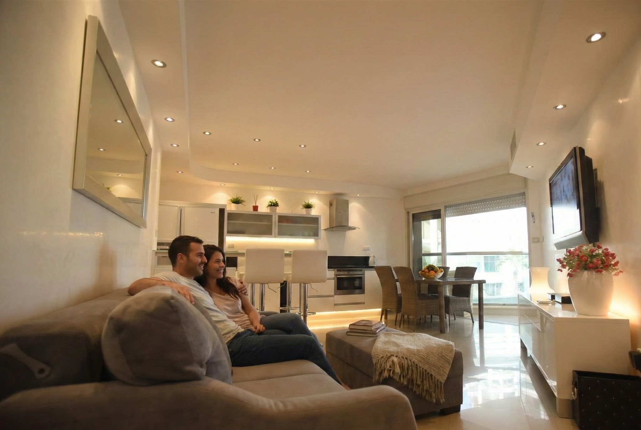 מתי בפעם האחרונה עצרתם את המירוץ ופשוט נהניתם מהשקט של "ביחד"? ❤️
תסתכלו על התמונה – ככה נראית שלווה אמיתית. בלי לובי רועש, בלי לחפש מקום לשבת, רק אתם, כוס יין, וסלון מרווח ומפנק שמרגיש הכי בבית בעולם (אבל עם אווירה של חופש).
ב-City Apartments Eilat (דירות סיטי), אנחנו מאמינים שחופשה זוגית צריכה להיות אינטימית ונוחה. הדירות שלנו מציעות לכם את המפלט המושלם: סלון מעוצב לרביצה משותפת, מטבח מאובזר לארוחת ערב רומנטית שתוכלו להכין יחד, ומיקום מעולה שמאפשר לכם לבחור – לצאת לבילוי בעיר או להישאר להתכרבל במזגן.
במקום עוד חדר מלון סטנדרטי, קחו לעצמכם דירה שהיא חוויה בפני עצמה. פנקו את בני הזוג בחופשה ספונטנית באילת, בדיוק כמו שמגיע לכם.
הזמינו עכשיו סופ"ש רומנטי (או אמצע שבוע שקט) והבטיחו לעצמכם את הפינה השקטה שלכם באילת.
#חופשהזוגית #רומנטיקה #אילת #זמןאיכות #דירותסיטי #נופשזוגי #דירותנופשבאילת #Eilat #RomanticGetaway #CouplesVacation #CityApartmentsEilat #LoveIsintheAir