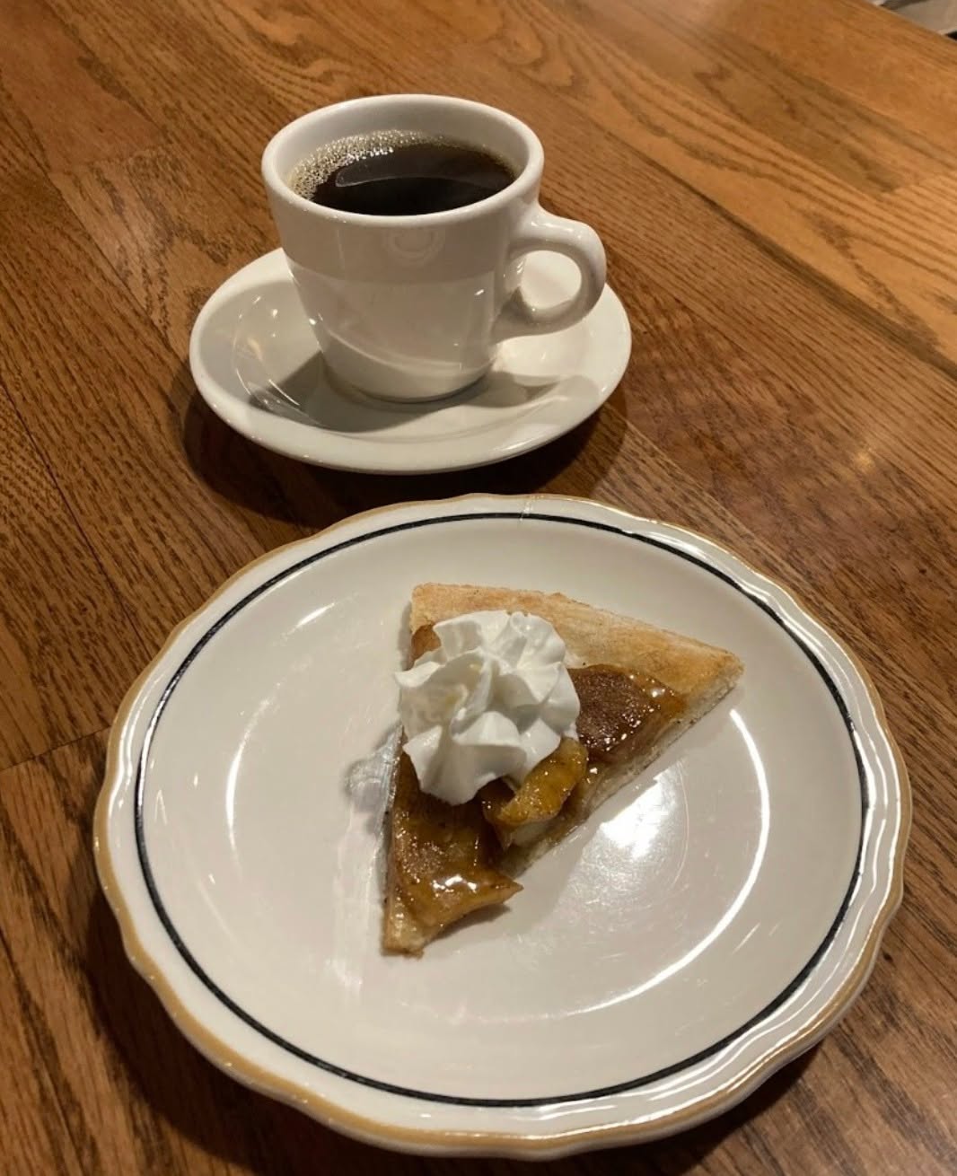 Meet December’s Pie of the Month: Christmas on a Crust!
Seasoned apples, caramel drizzle, and homemade whipped cream on a perfectly baked crust. Sweet, cozy, and dangerously good.
Available all month long—but your self-control may not be. 😏