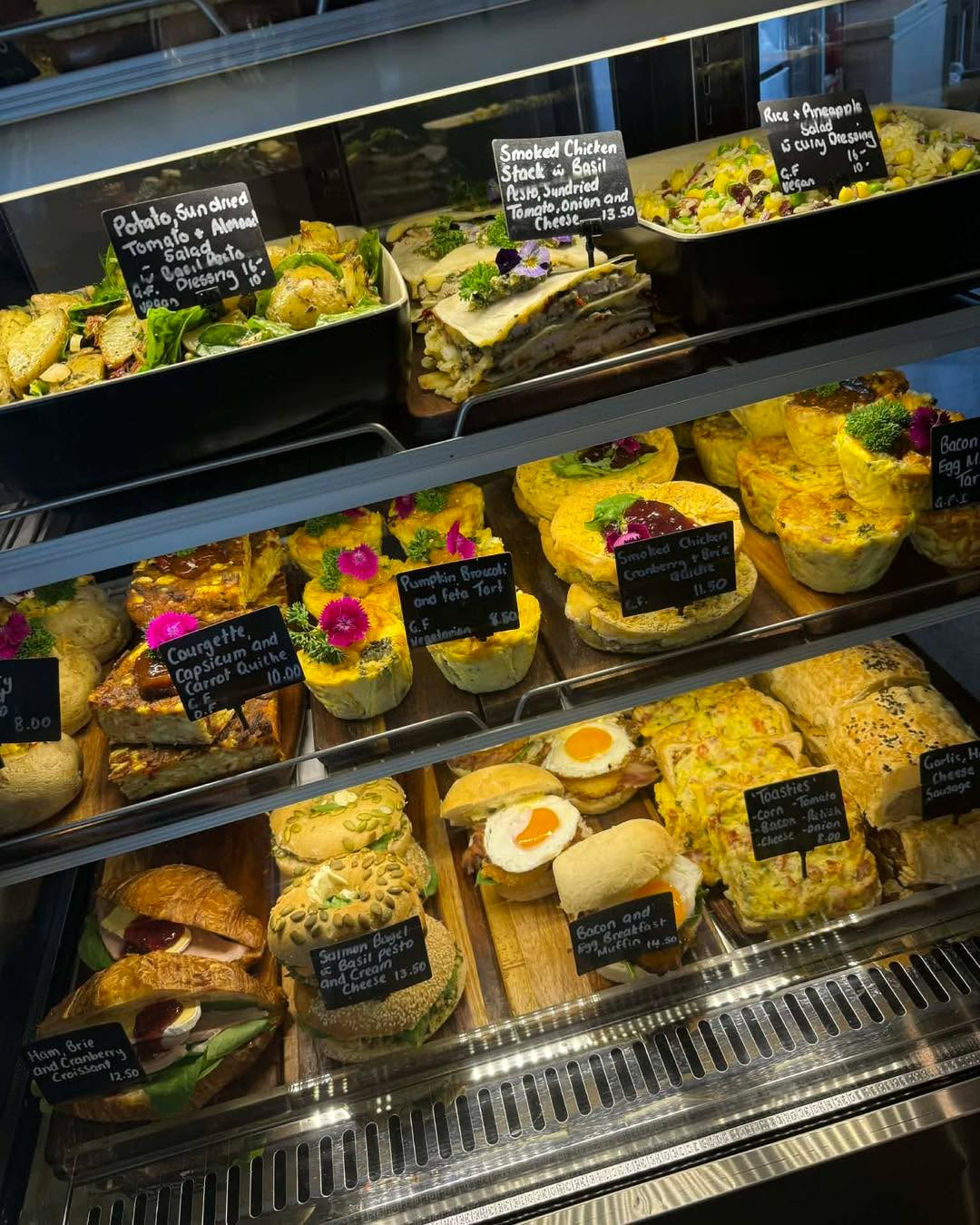 Forgot your lunchbox at work today? Perhaps what you packed isn’t actually what you feel like?
Maybe we can help, both of our cabinets are filled with delicious fresh foods that are always a hit and even better paired with Emporio coffee!
From quiches and breads to sweets and biscuits, there’s something for everyone. Don’t forget we also have fresh made wraps, bagels and toasted sandwiches available from the menu too!
How good?!
#café #cafeambience #healthyfreshfood #lunchbreak #glutenfree #yum