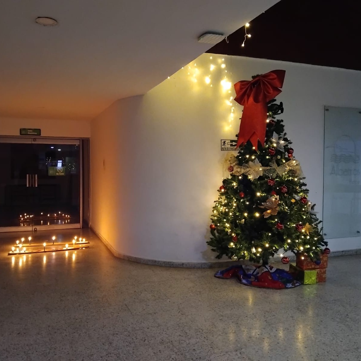 #🌟 “Celebra el Día de las Velitas en el #HotelAlbatros donde cada luz anuncia momentos inolvidables.” No Te Pierdas la Magia de la navidad en familia ¡VEN Y RESERVA Con Nosotros! Estamos Ubicados En El #ElEspinalTolima