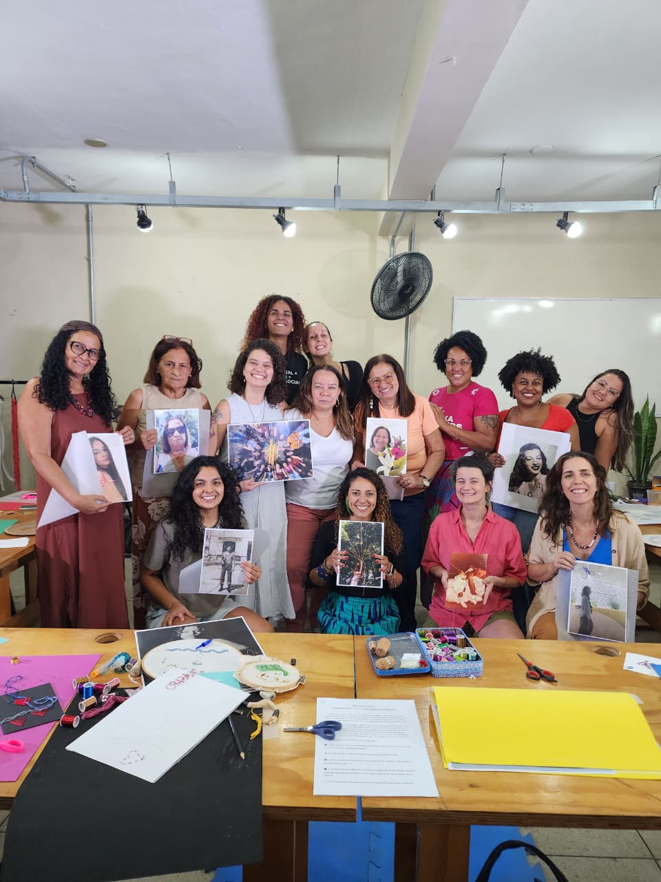Em novembro, o Cinema Nosso (@cinema_nosso) em parceria com a Red Mujeres por la Cultura (@mujeresxlacultura), recebeu a oficina "Transbordar Avessos - Autorretrato Bordado", uma imersão sensível conduzida por Naia Pratta (@naiapratta), que compartilhou os significados do kipu, forma ancestral de registrar histórias por meio de fios e nós ✨ Ela guiou as participantes nessa experiência pensada especialmente para mulheres.
Entre escutas atentas, autorretratos bordados e silêncios que também dizem muito, cada ponto se transformou em caminho, cada linha, em narrativa, cada mão, em território vivo de memórias.
Ju Kaneto (@ju.kaneto) foi uma das produtoras responsáveis por esse evento lindo! É sempre uma alegria e honra caminhar ao lado de mulheres que admiramos, criando espaços onde arte, afeto e potência se encontram 🧵 Seguimos transbordando saberes, avessos e encontros que nos atravessam e nos movem!