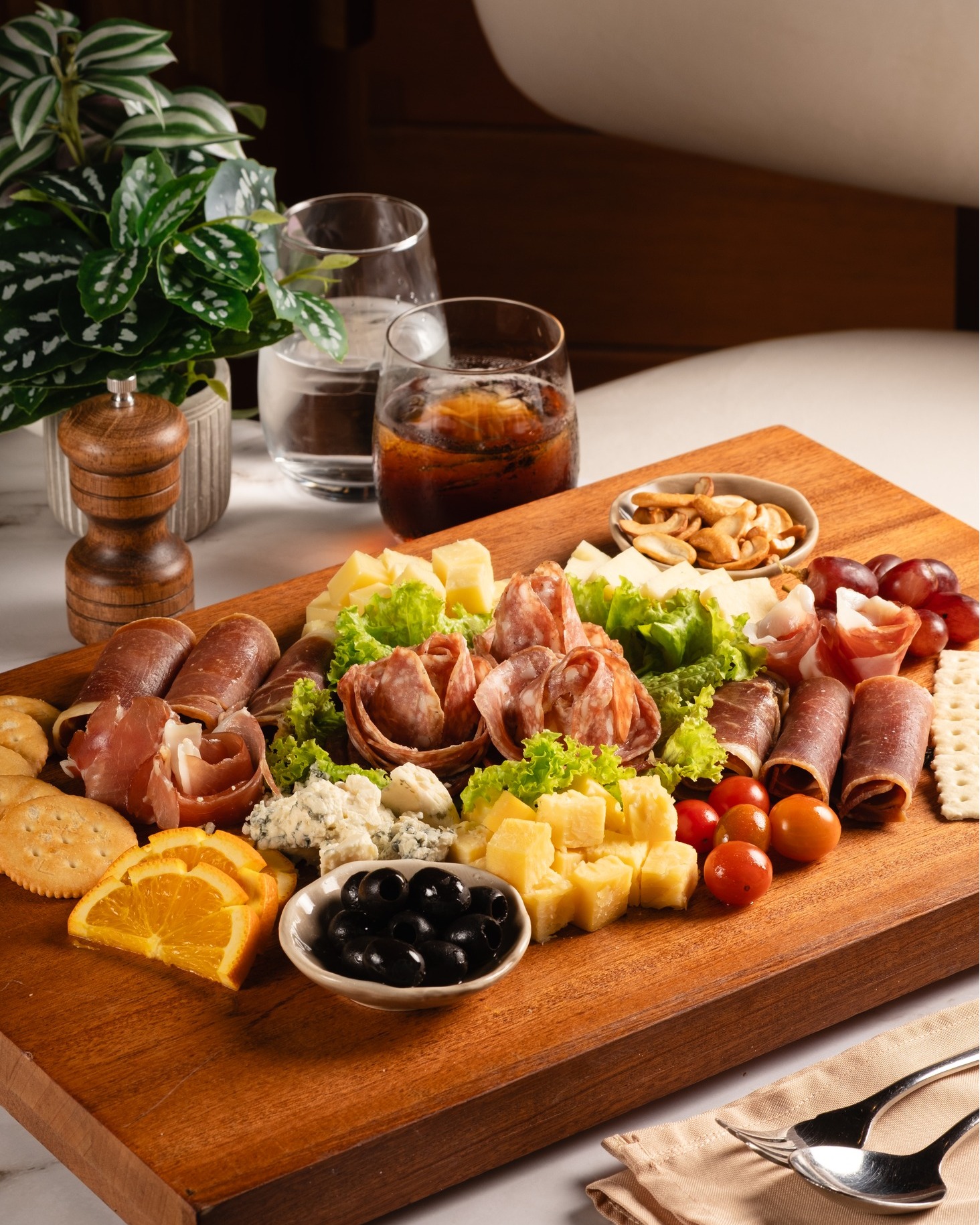 Cheese, meats, fruits, and festive magic—Christmas Eve is even more delicious with a charcuterie board on the table. 🧀✨
sunlighthotelsandresorts.com/setir
#DoseOfSunlight #ChristmasEve #HolidaySeason
