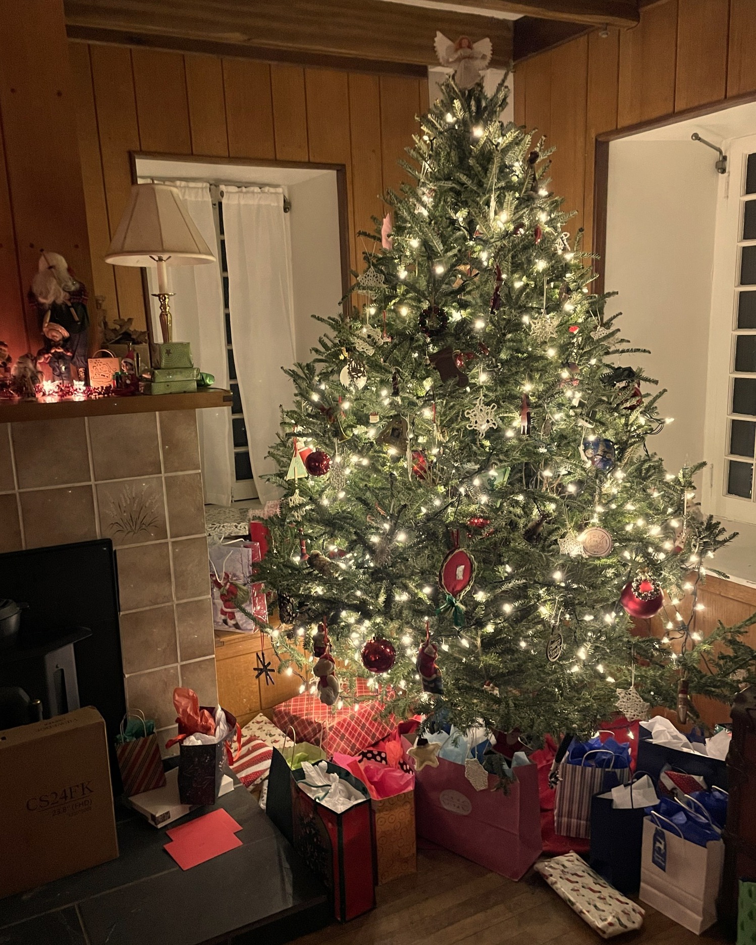 December always brings with it a special kind of magic, the sparkle of the lights at Longwood Gardens, the joy of gathering with family and friends, and the gentle reminder to slow down and appreciate the simple blessings that make life meaningful.
Amidst the hustle and bustle, we hope you are taking the time to enjoy this season🎄❄✨
Check out all the amazing stories, including Rob's Publisher's Note in the December issue of Greet Unionville Chadds Ford.
#unionvillechaddsford #kennettsquarepa #unionvillepa #chaddsfordpa #chaddsford #chestercountypa #greetmag #greetmagazine #longwoodgardens #communitymagazine #greetunionvillechaddsford #unionvillehighschool #unionvillechaddsfordschooldistrict #uplandcountrydayschool